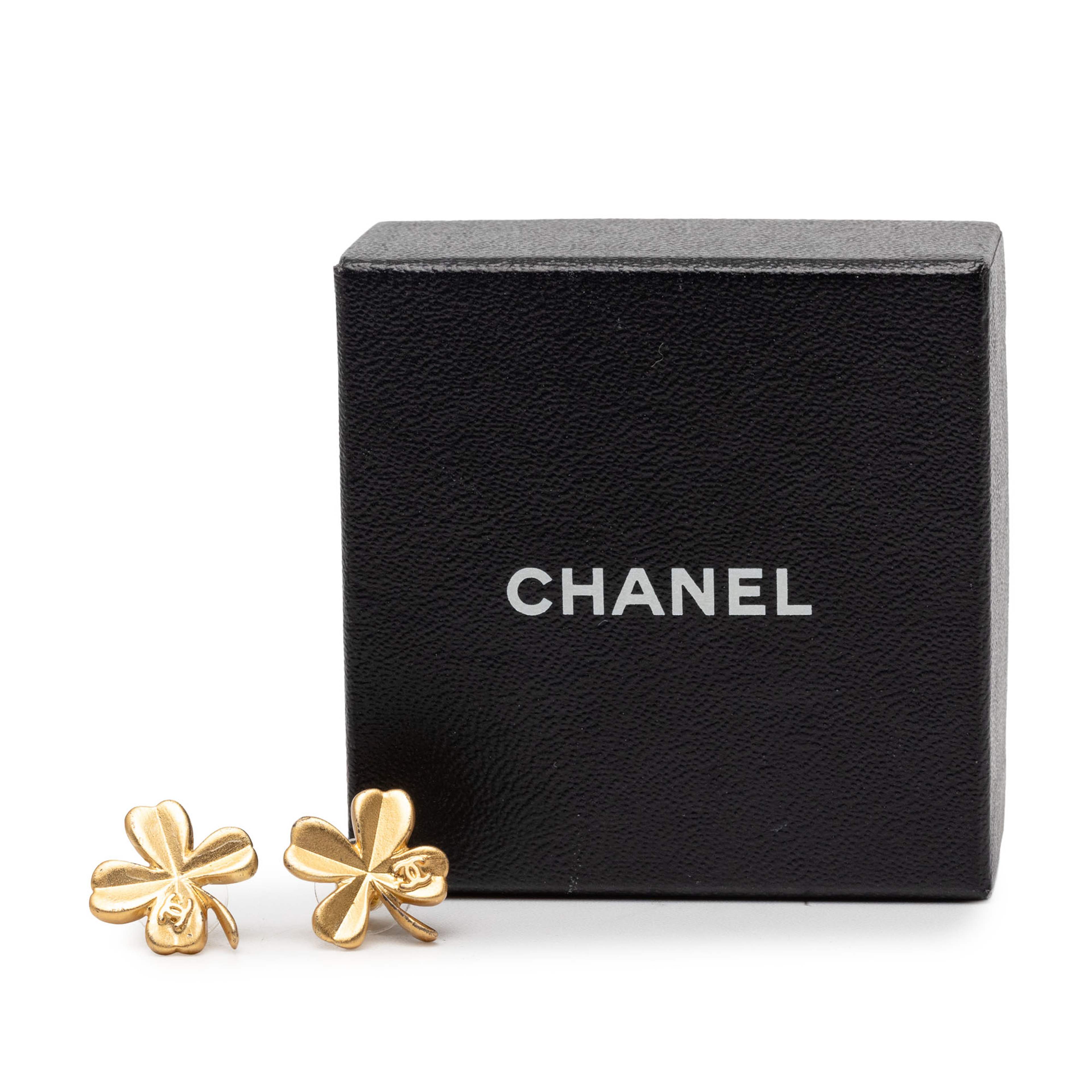 Chanel Gold Plated Cc Clover Push Back Earrings, från Luxclusif, i färgen gold. Klicka för att öppna bilden i stort format