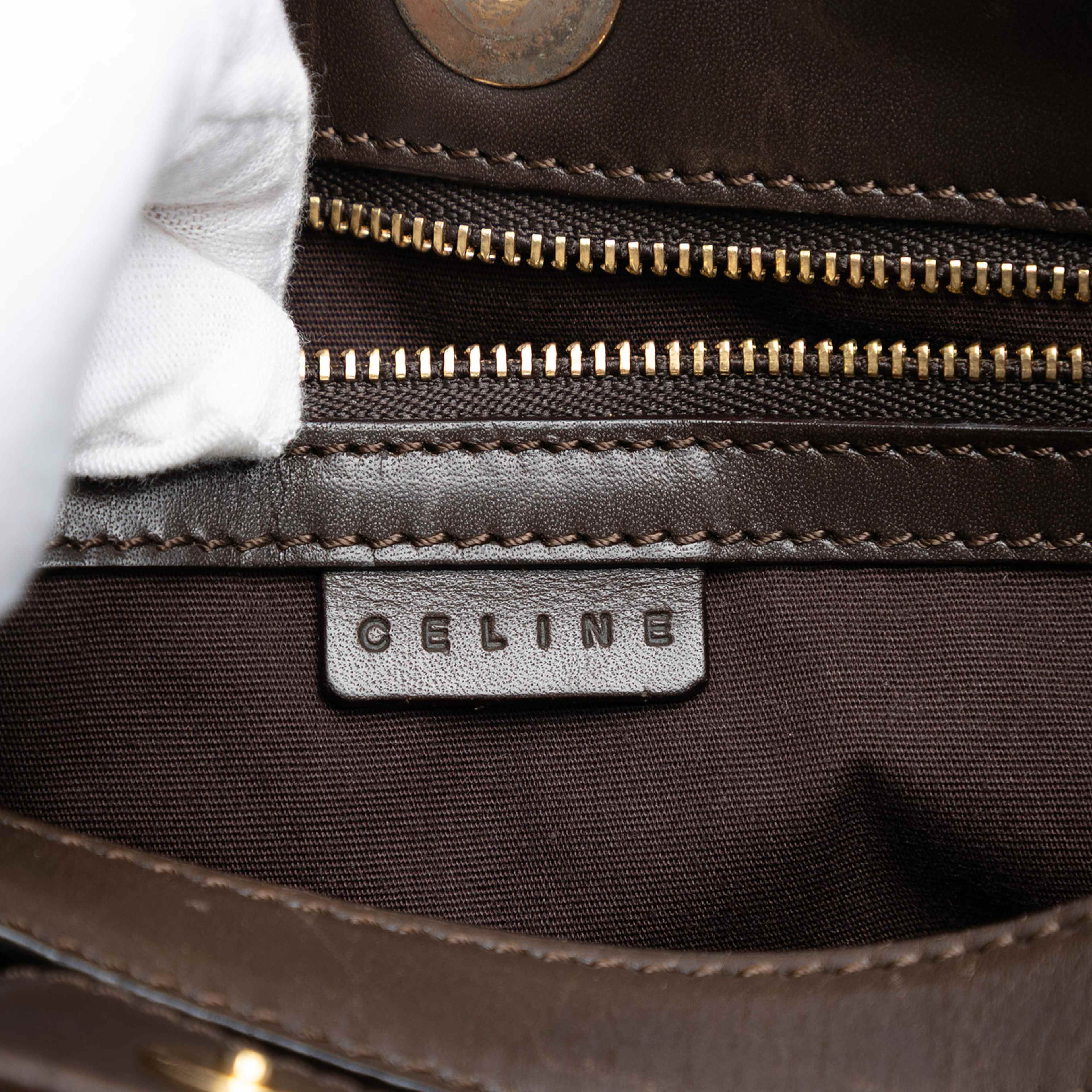 Celine C Macadam Suede Shoulder Bag, från Luxclusif, i färgen dark brown. Klicka för att öppna bilden i stort format