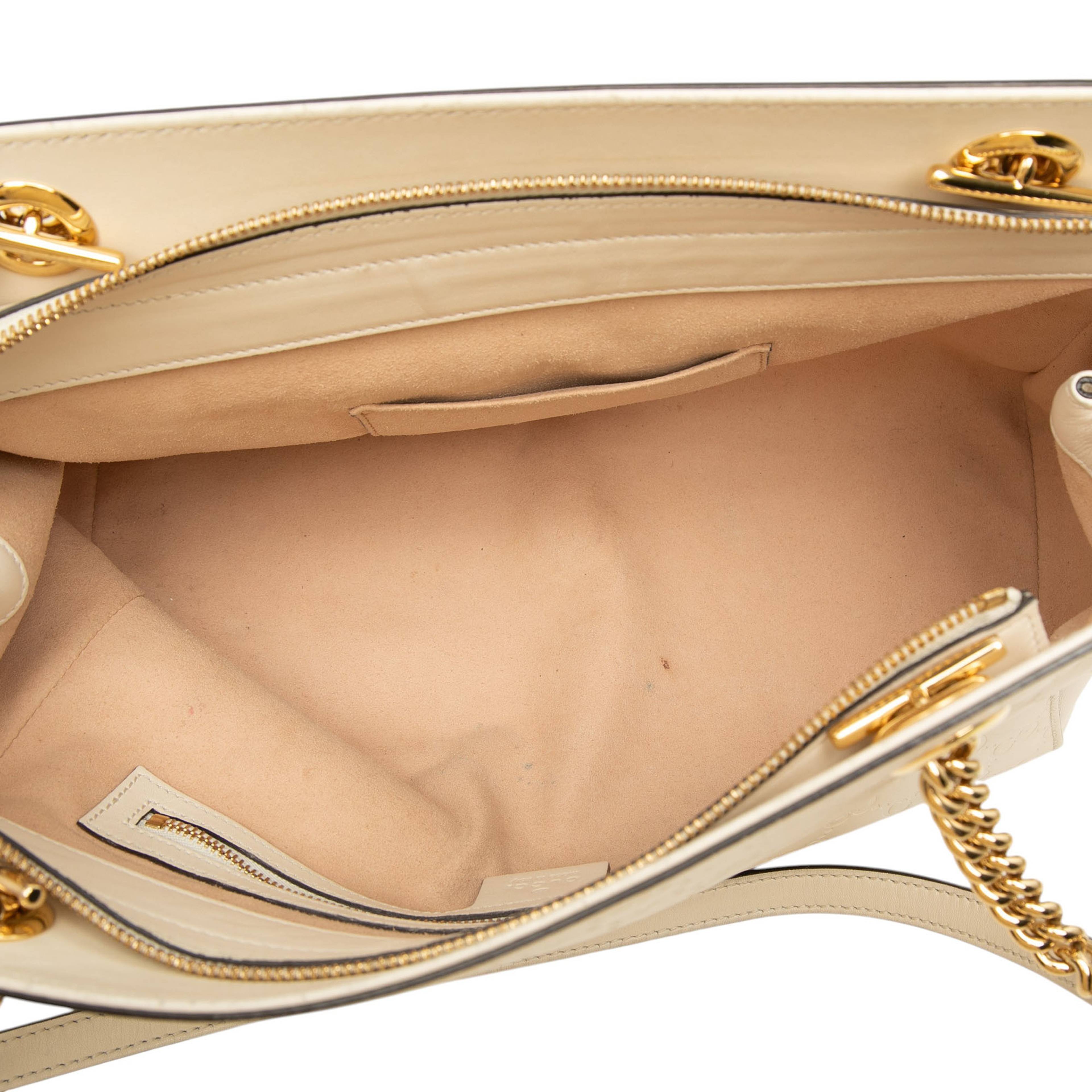 Gucci Medium Guccissima Soft Shoulder Bag, från Luxclusif, i färgen vit. Klicka för att öppna bilden i stort format