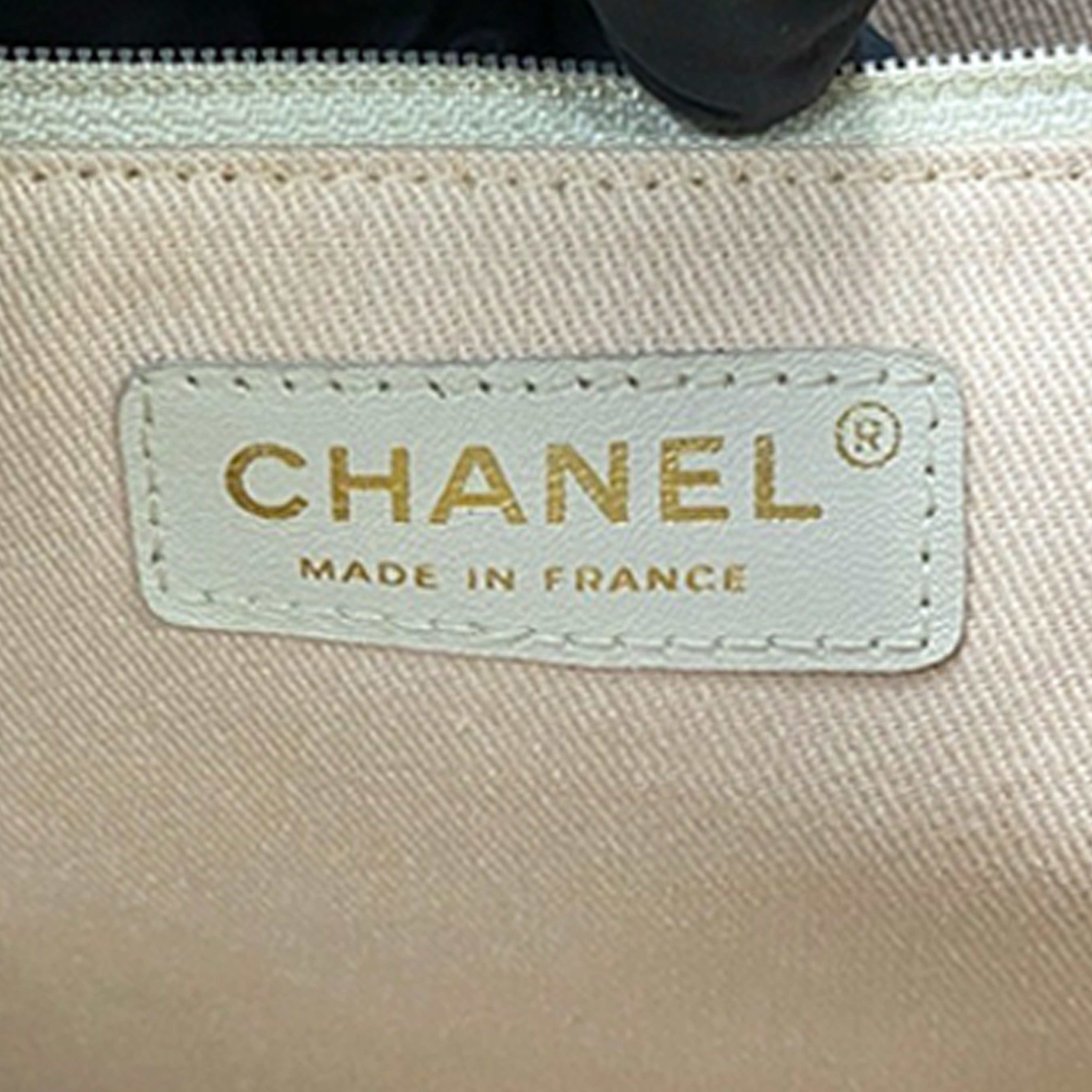 Chanel Lambskin Embossed Camellia Logo Tote, från Luxclusif, i färgen black. Klicka för att öppna bilden i stort format