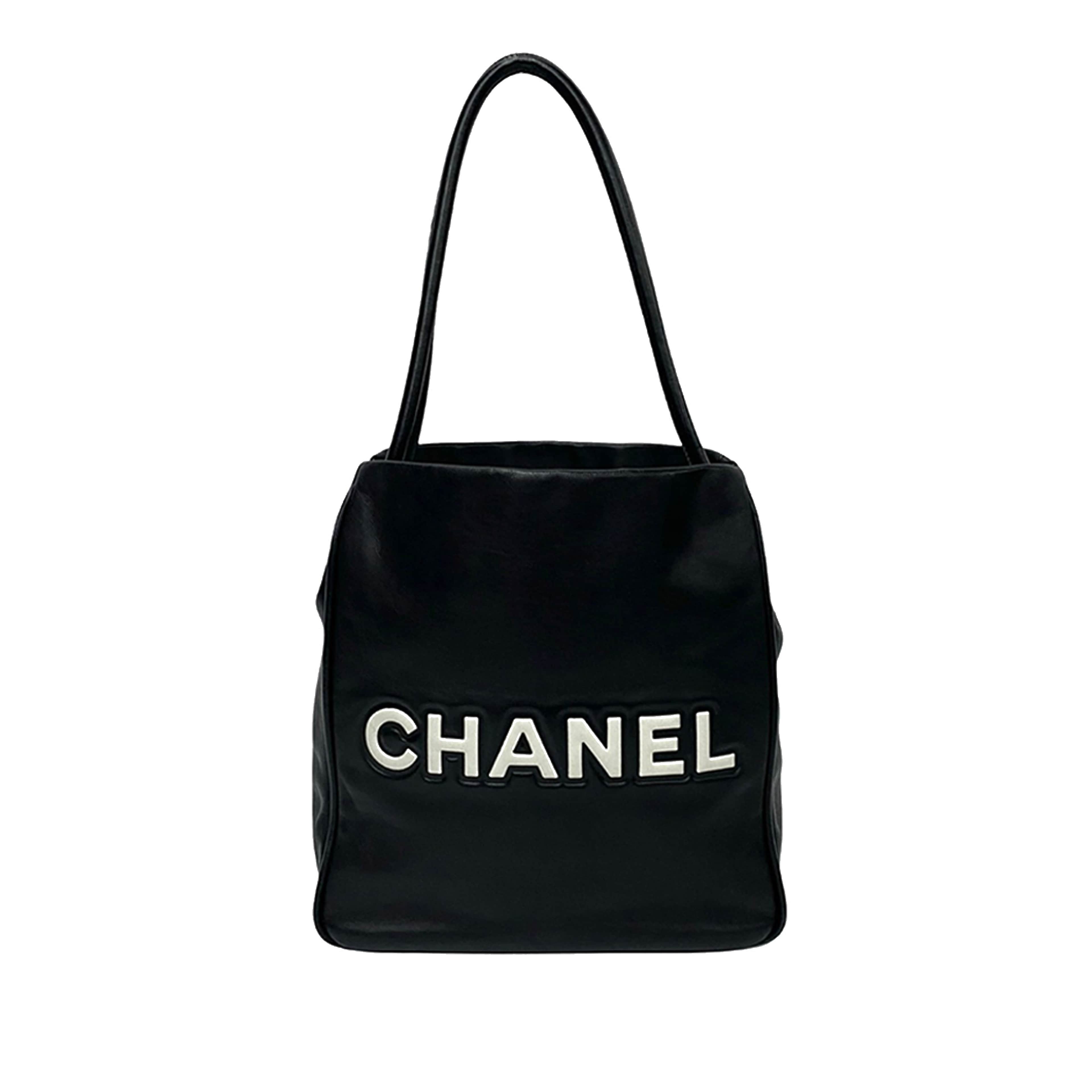 Chanel Lambskin Embossed Camellia Logo Tote, från Luxclusif, i färgen black. Klicka för att öppna bilden i stort format