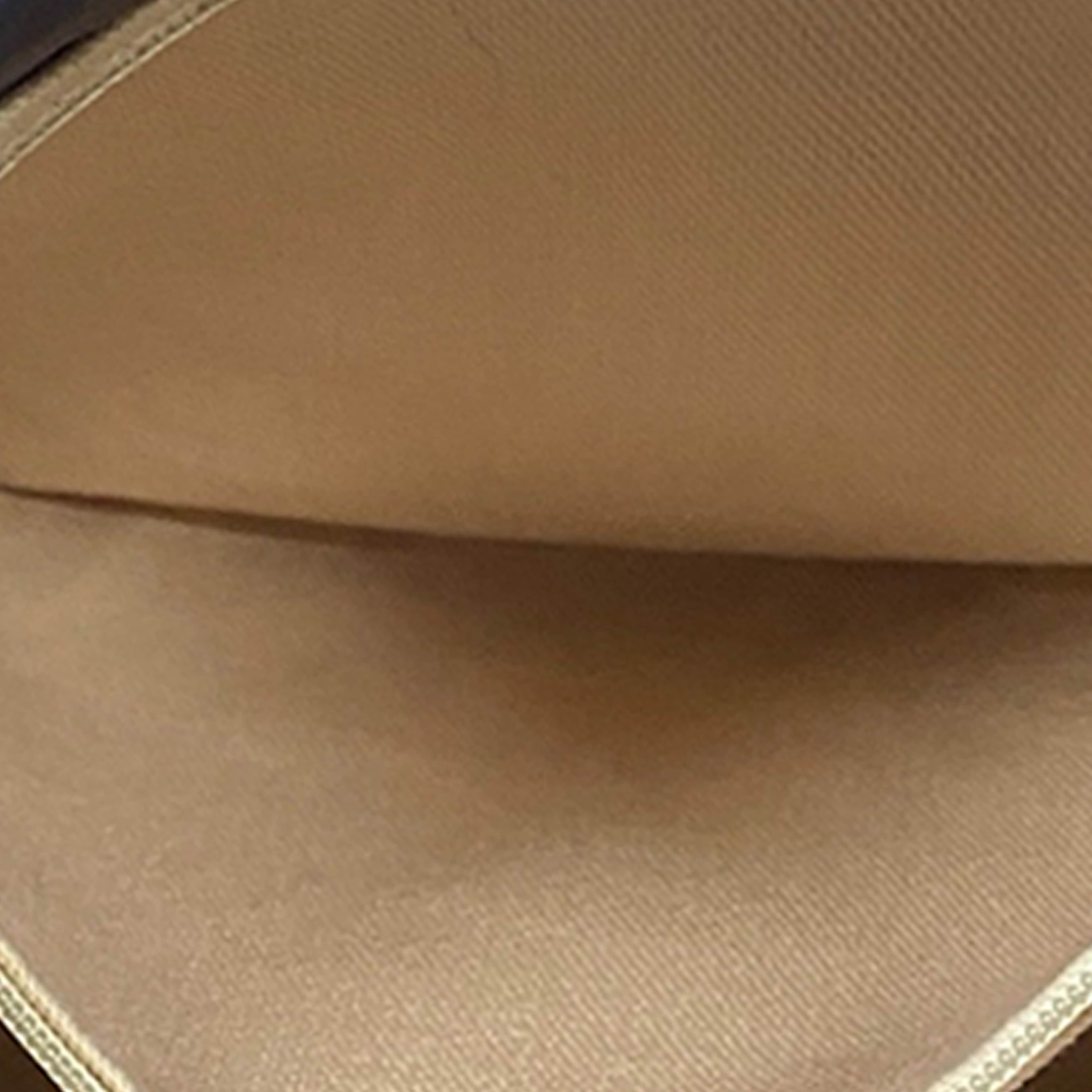 Chanel Lambskin Embossed Camellia Logo Tote, från Luxclusif, i färgen black. Klicka för att öppna bilden i stort format