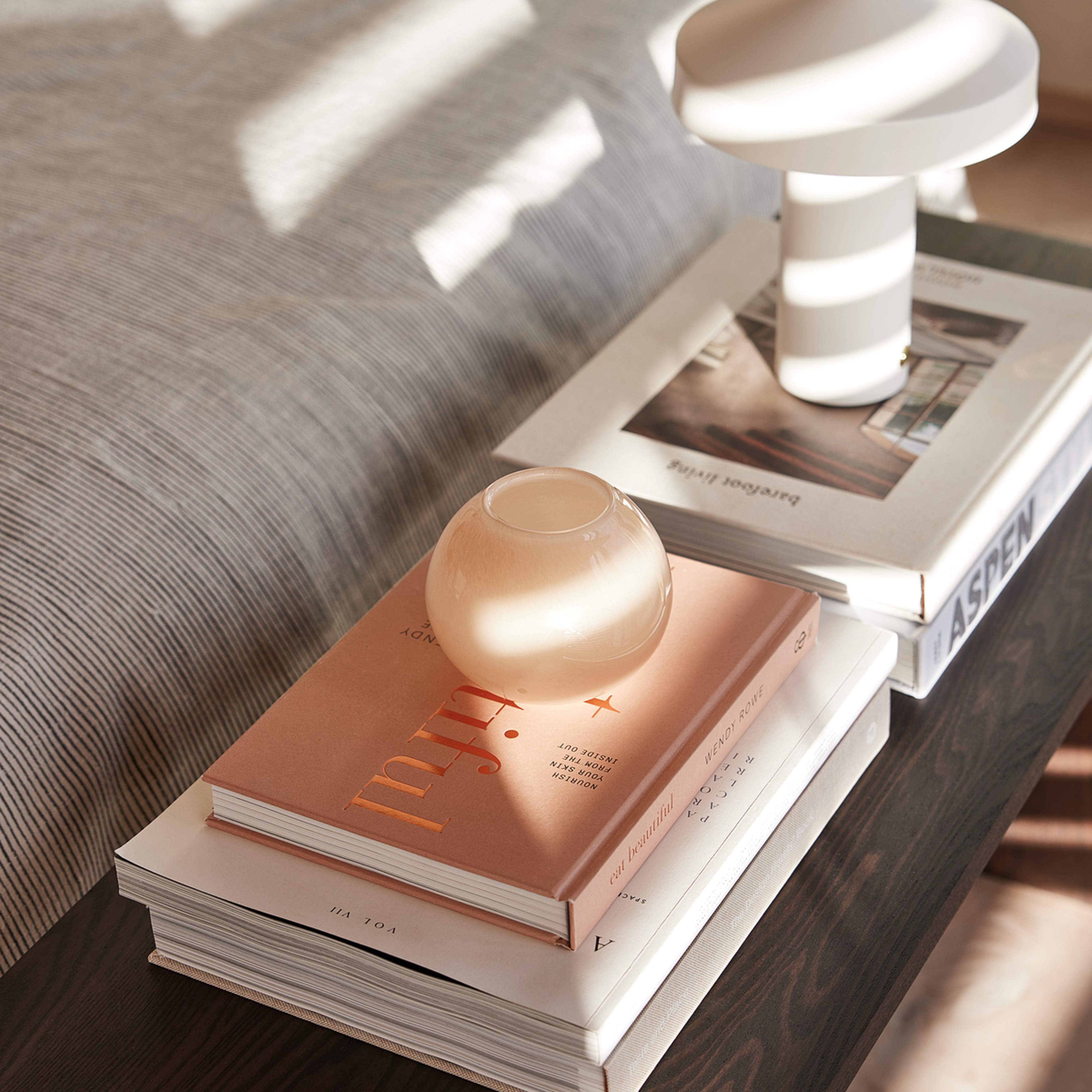 Hatto Table Lamp Led (eu), från OYOY Living, i färgen white. Klicka för att öppna bilden i stort format