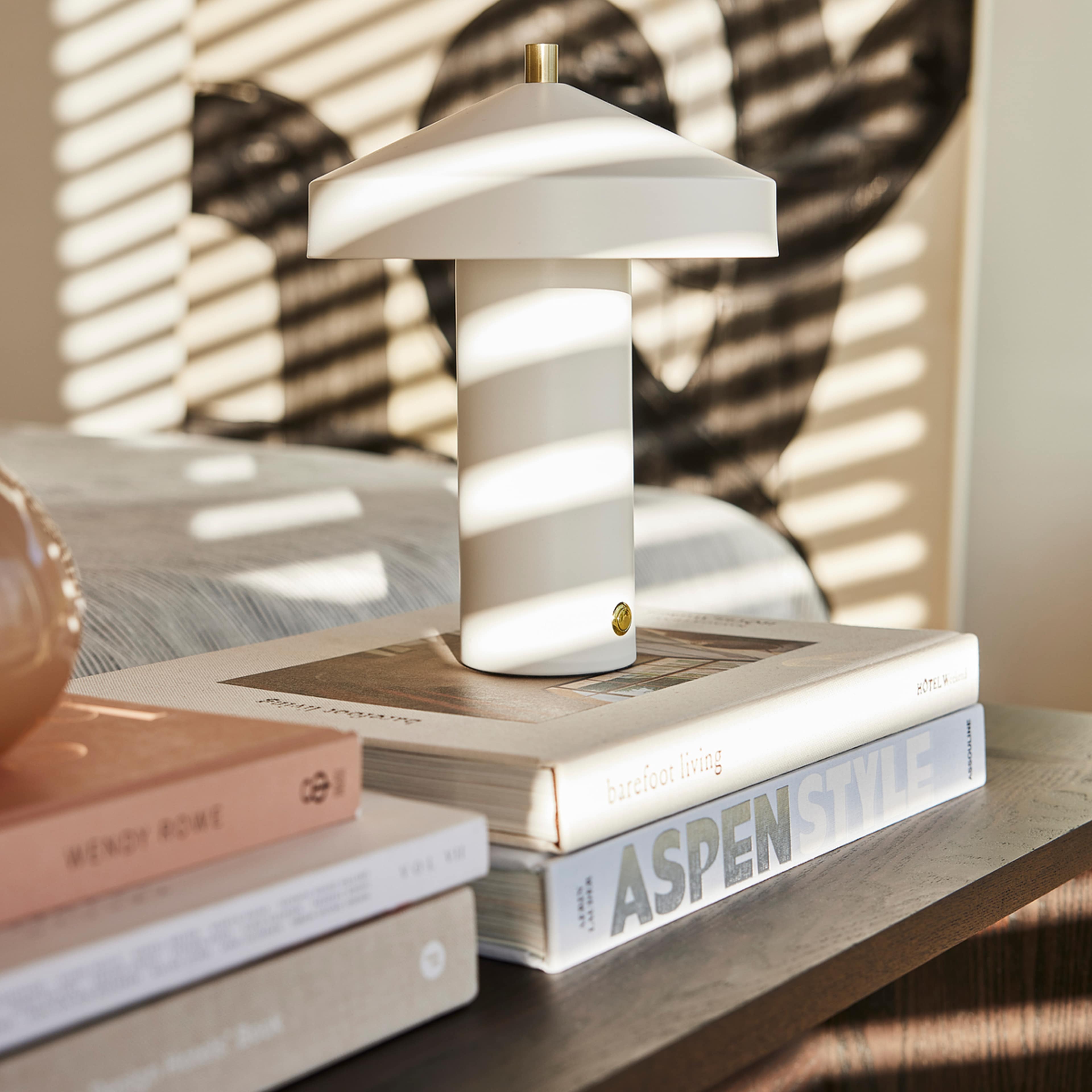 Hatto Table Lamp Led (eu), från OYOY Living, i färgen white. Klicka för att öppna bilden i stort format
