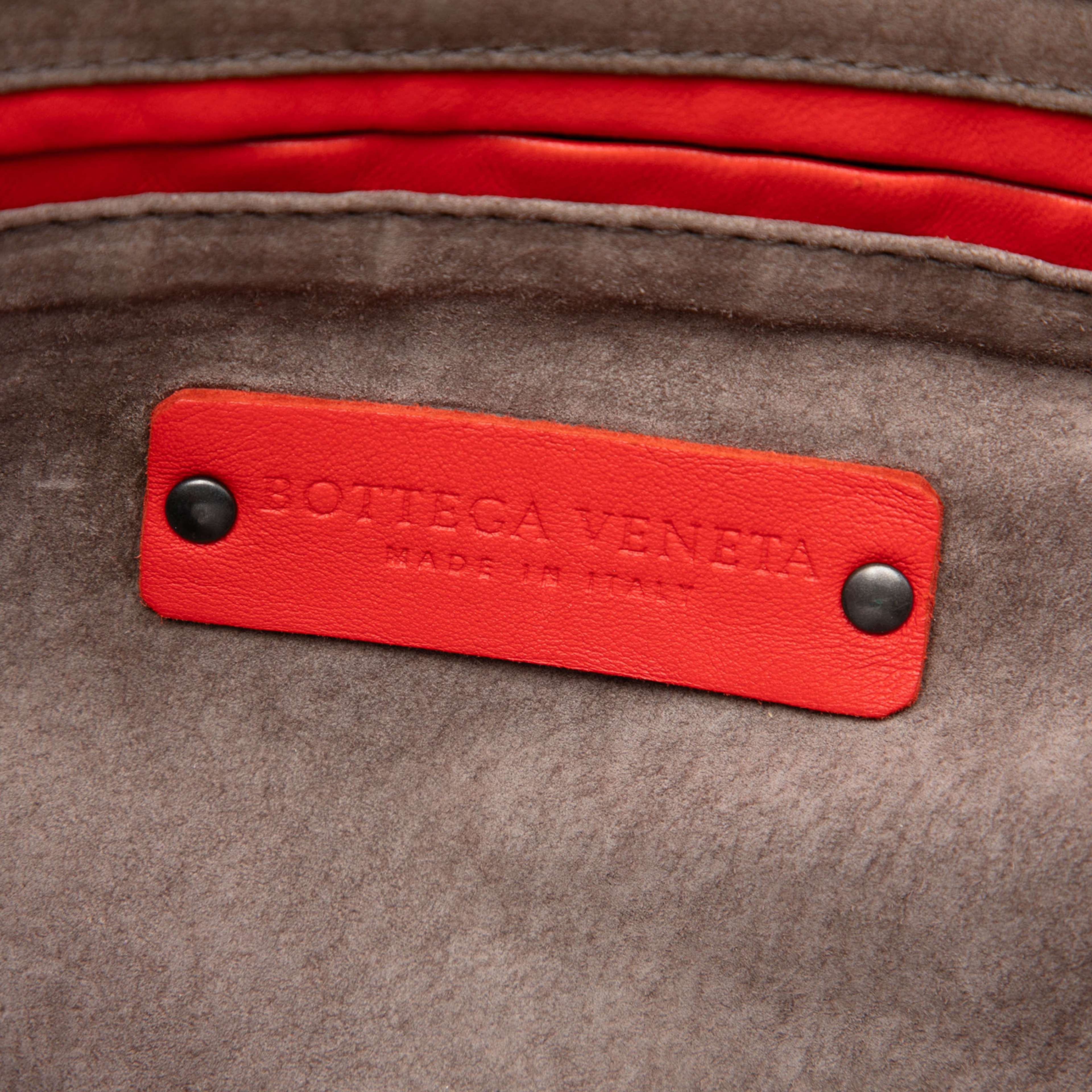 Bottega Veneta Nappa Intrecciato Nodini Crossbody, från Luxclusif, i färgen röd. Klicka för att öppna bilden i stort format