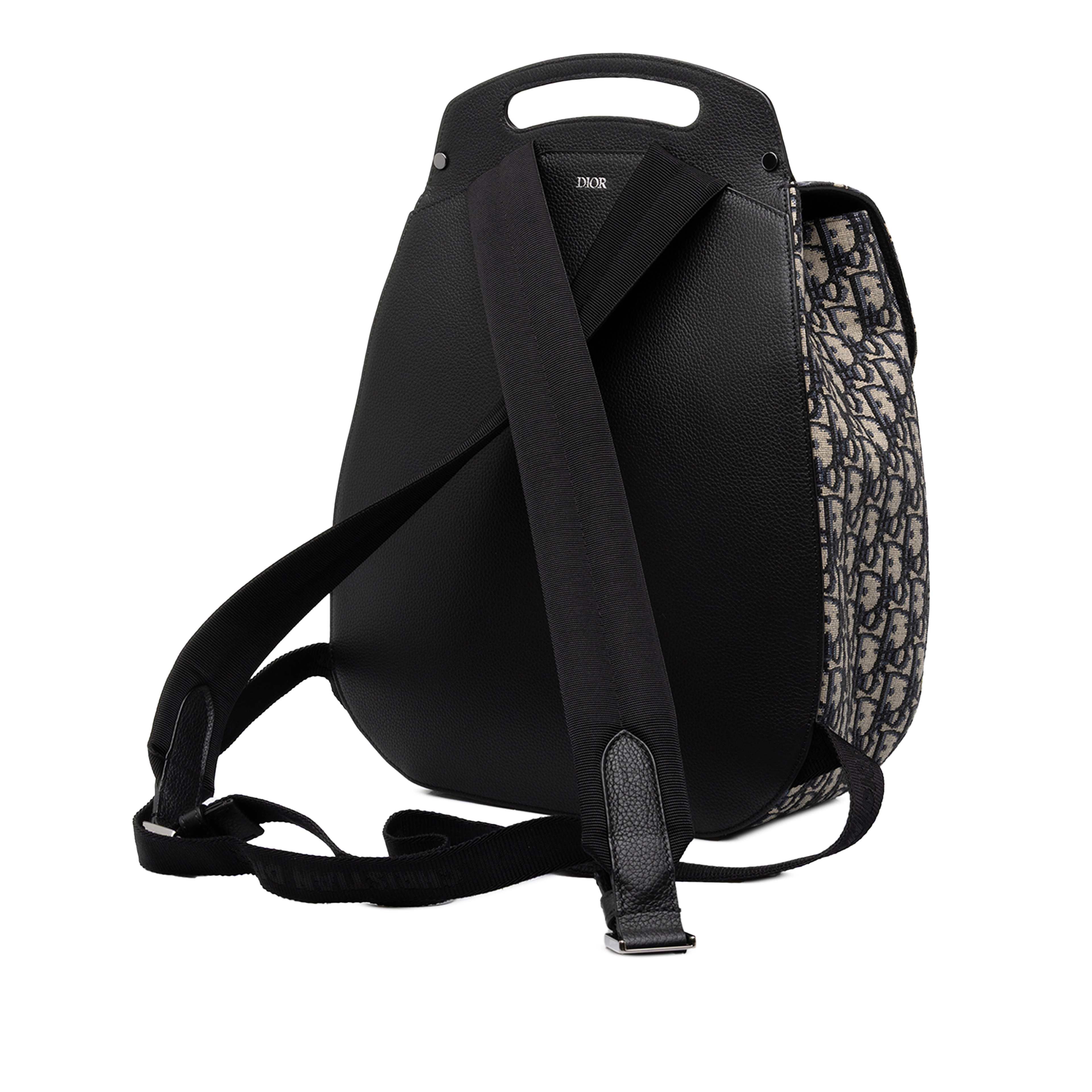 Dior Oblique Canvas Saddle Backpack, från Luxclusif, i färgen blå. Klicka för att öppna bilden i stort format