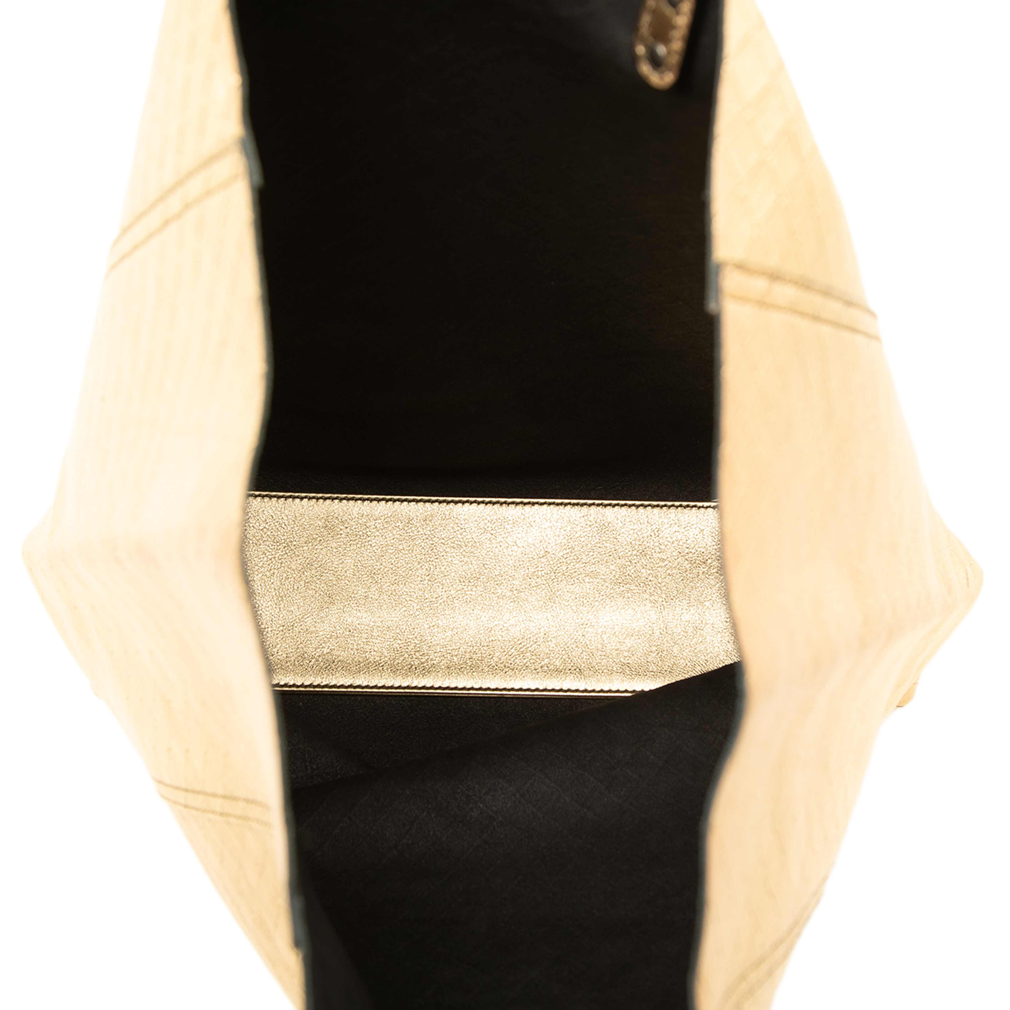 Bottega Veneta Metallic Leather Intrecciomirage Tote, från Luxclusif, i färgen guld. Klicka för att öppna bilden i stort format