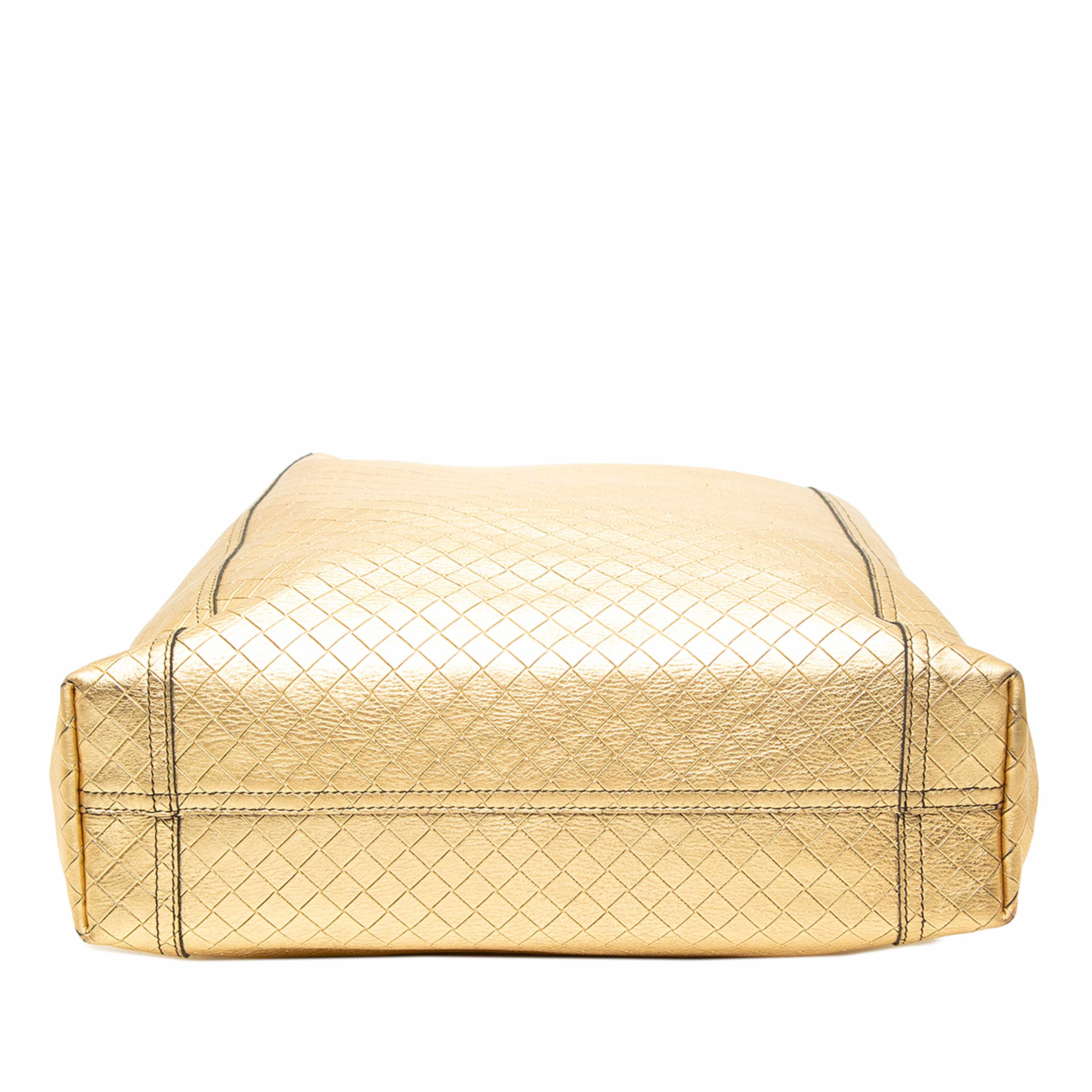 Bottega Veneta Metallic Leather Intrecciomirage Tote, från Luxclusif, i färgen guld. Klicka för att öppna bilden i stort format