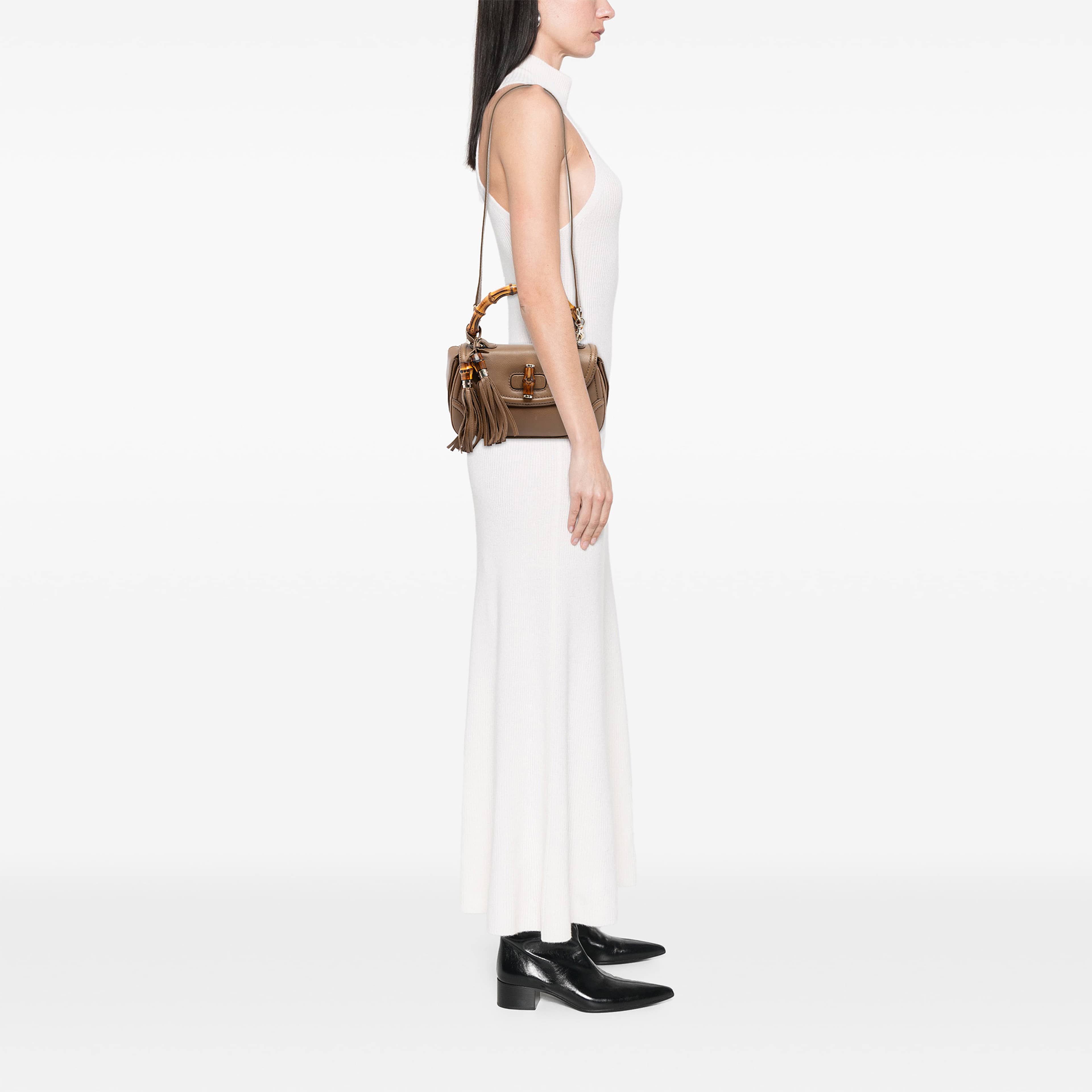 Gucci Medium Calfskin New Bamboo Top Handle Bag, från Luxclusif, i färgen brun. Klicka för att öppna bilden i stort format