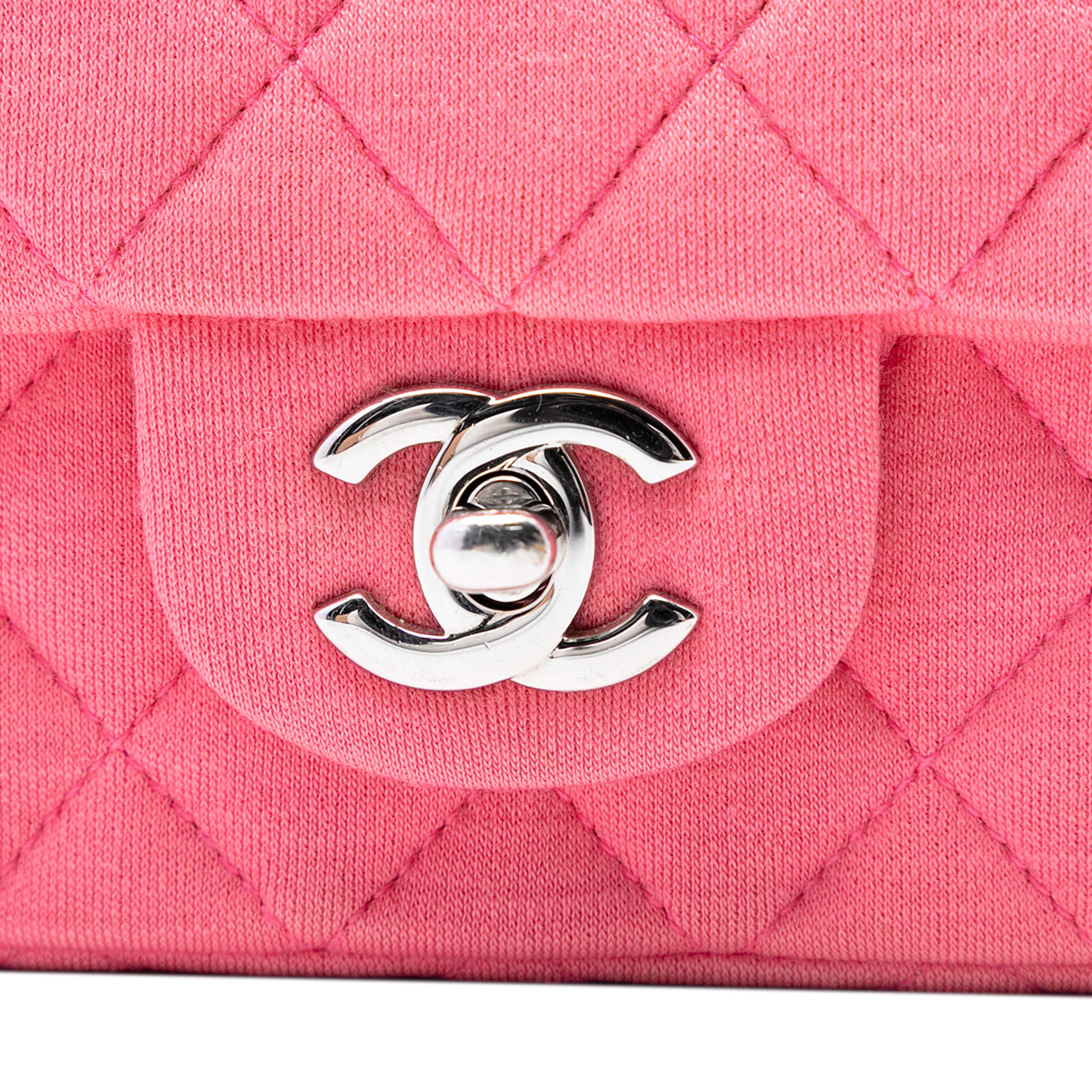 Chanel Mini Rectangular Classic Jersey Single Flap, från Luxclusif, i färgen pink. Klicka för att öppna bilden i stort format