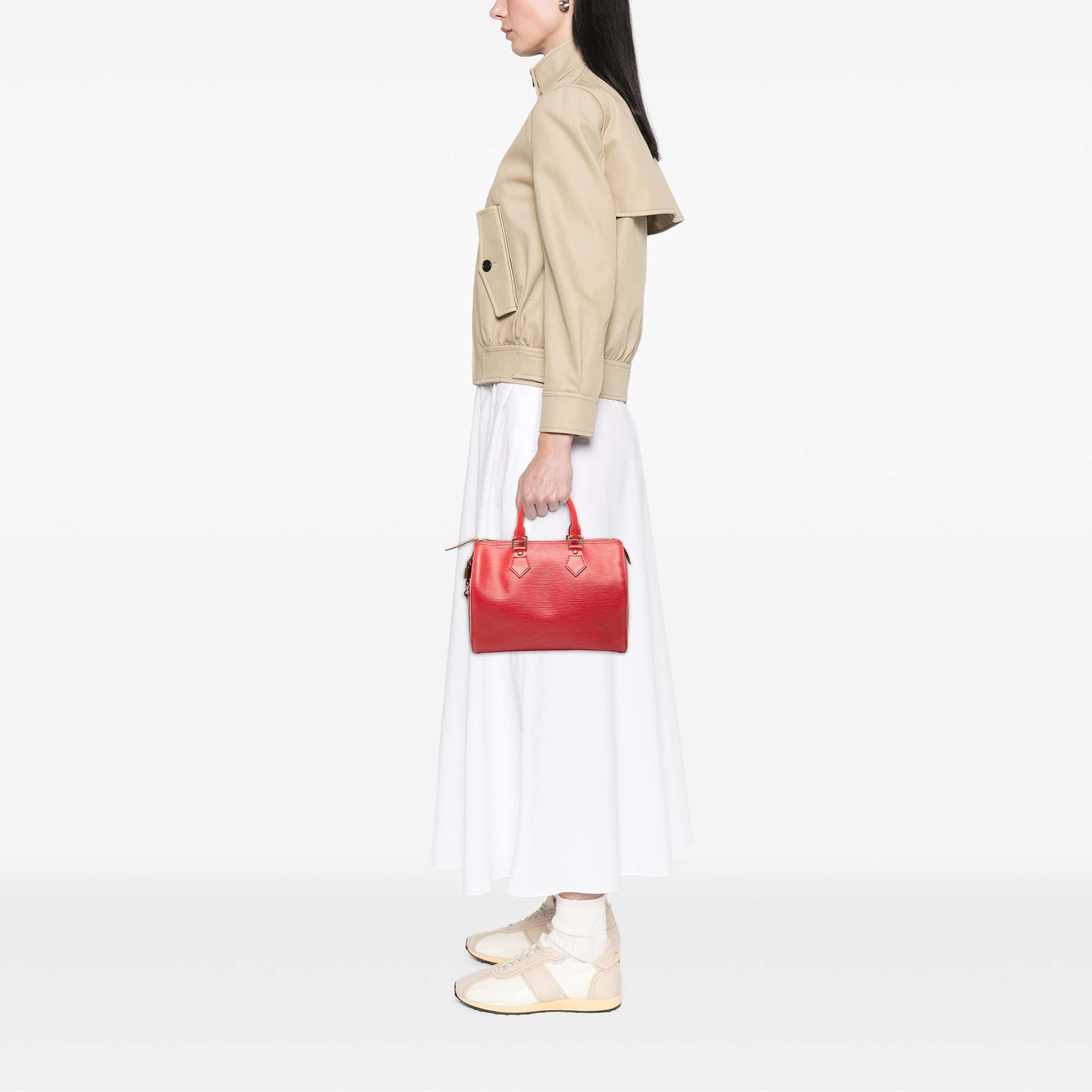 Louis Vuitton Epi Speedy 30, från Luxclusif, i färgen röd. Klicka för att öppna bilden i stort format