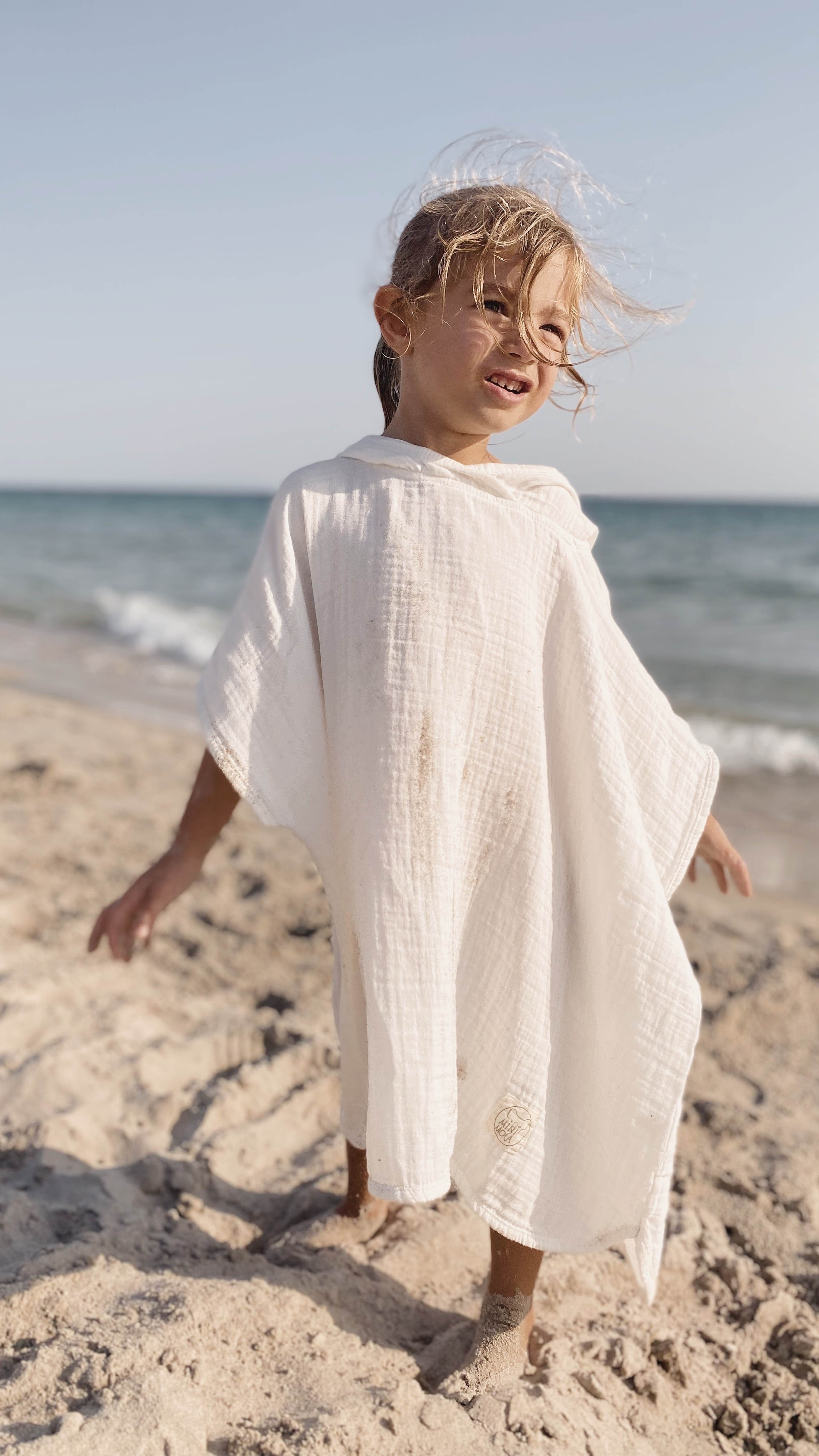 Muslin Poncho, från Minimoca, i färgen ecru. Klicka för att öppna bilden i stort format