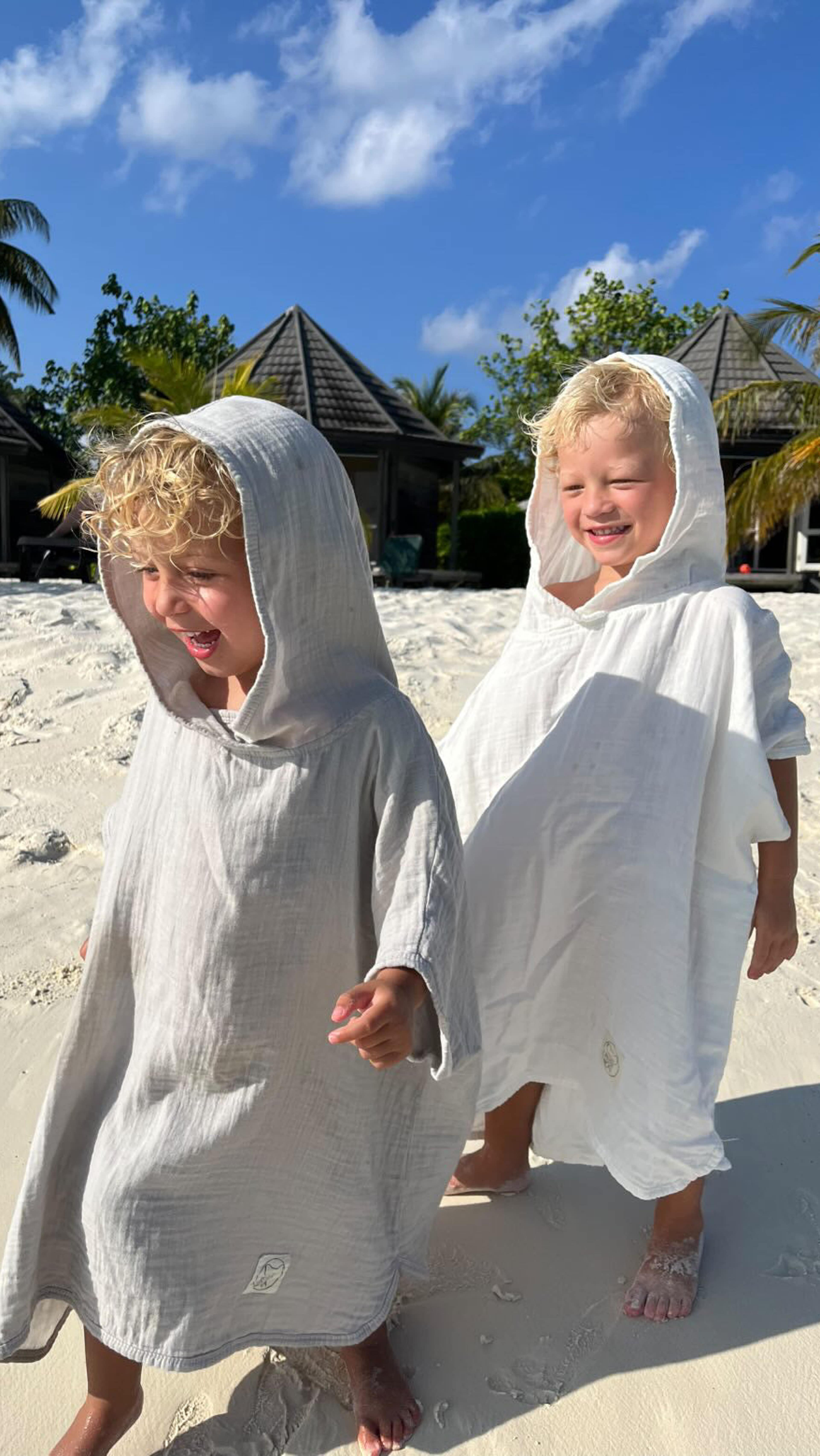 Muslin Poncho, från Minimoca, i färgen ecru. Klicka för att öppna bilden i stort format