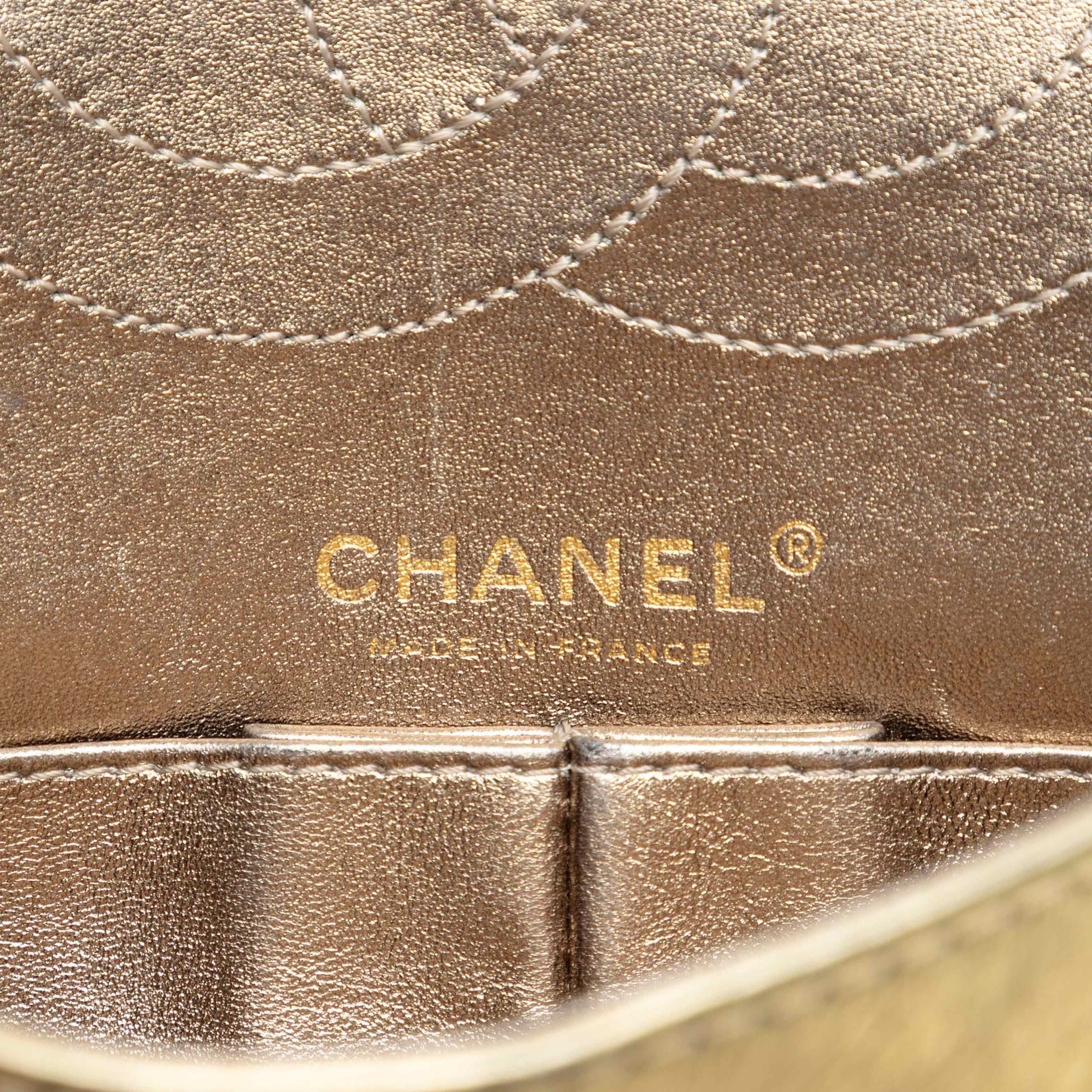 Chanel Quilted Metallic Aged Calfskin Reissue 2.55 Double Flap 225, från Luxclusif, i färgen gold. Klicka för att öppna bilden i stort format