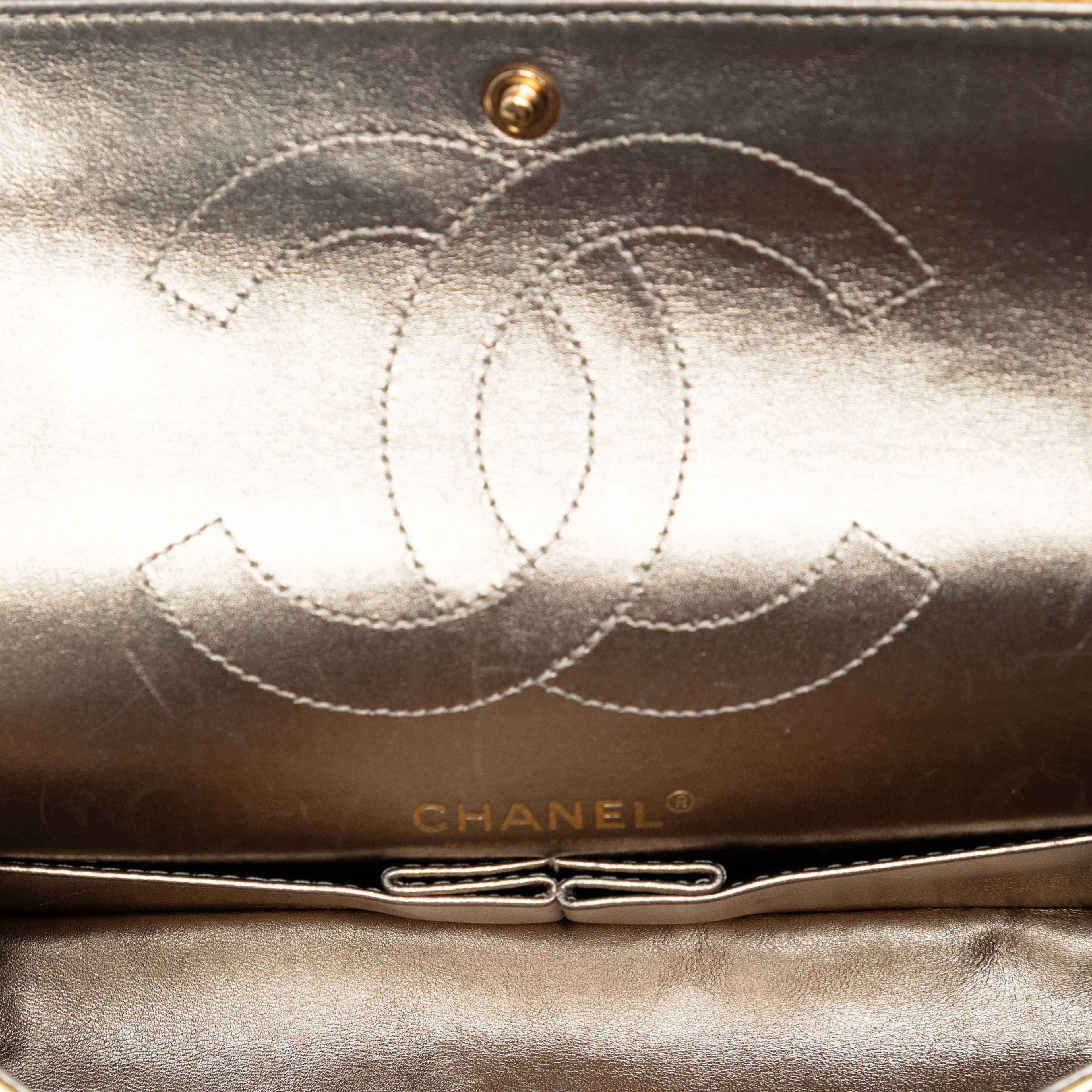 Chanel Quilted Metallic Aged Calfskin Reissue 2.55 Double Flap 225, från Luxclusif, i färgen gold. Klicka för att öppna bilden i stort format