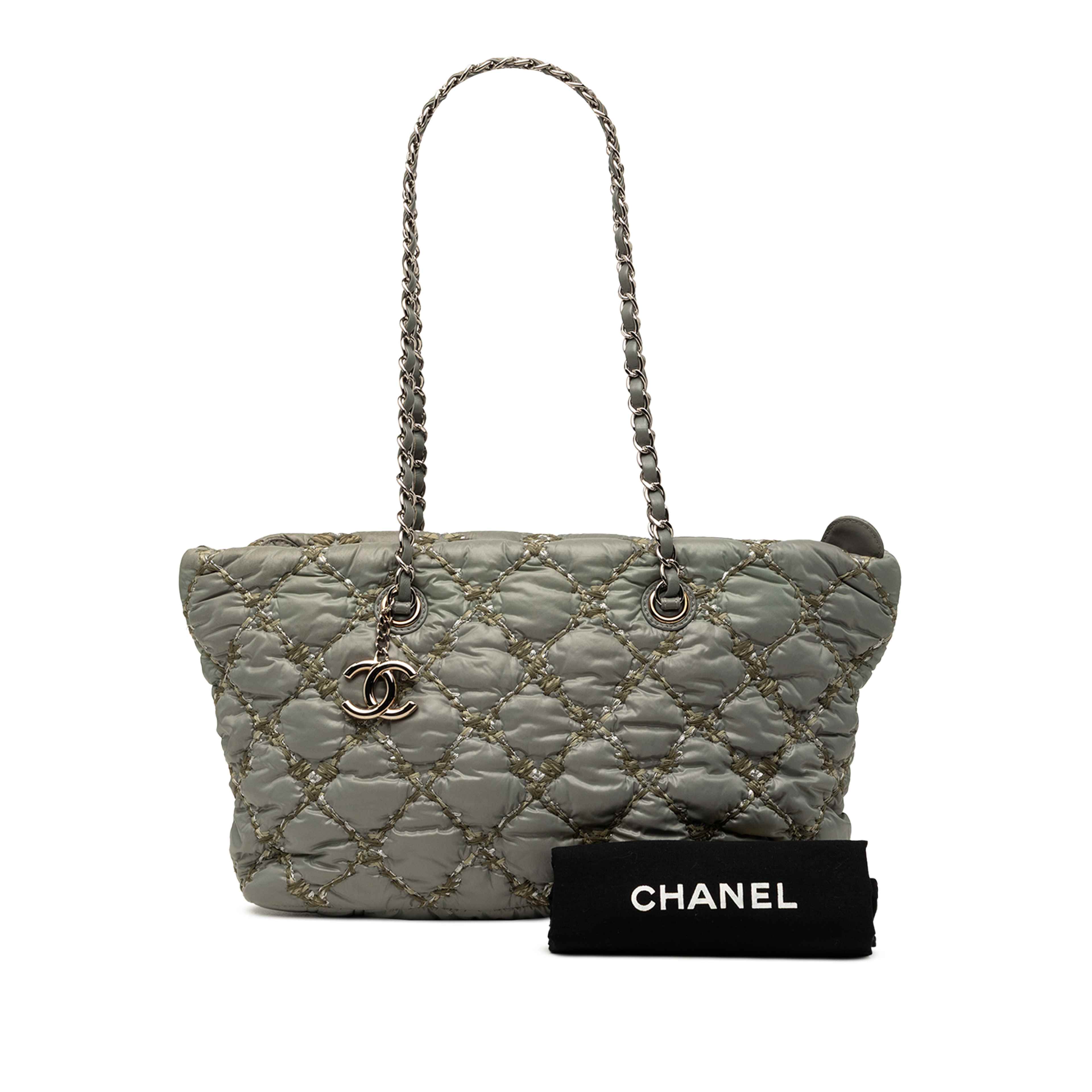 Chanel Paris Byzance Nylon Tweed On Stitch Tote, från Luxclusif, i färgen grå. Klicka för att öppna bilden i stort format