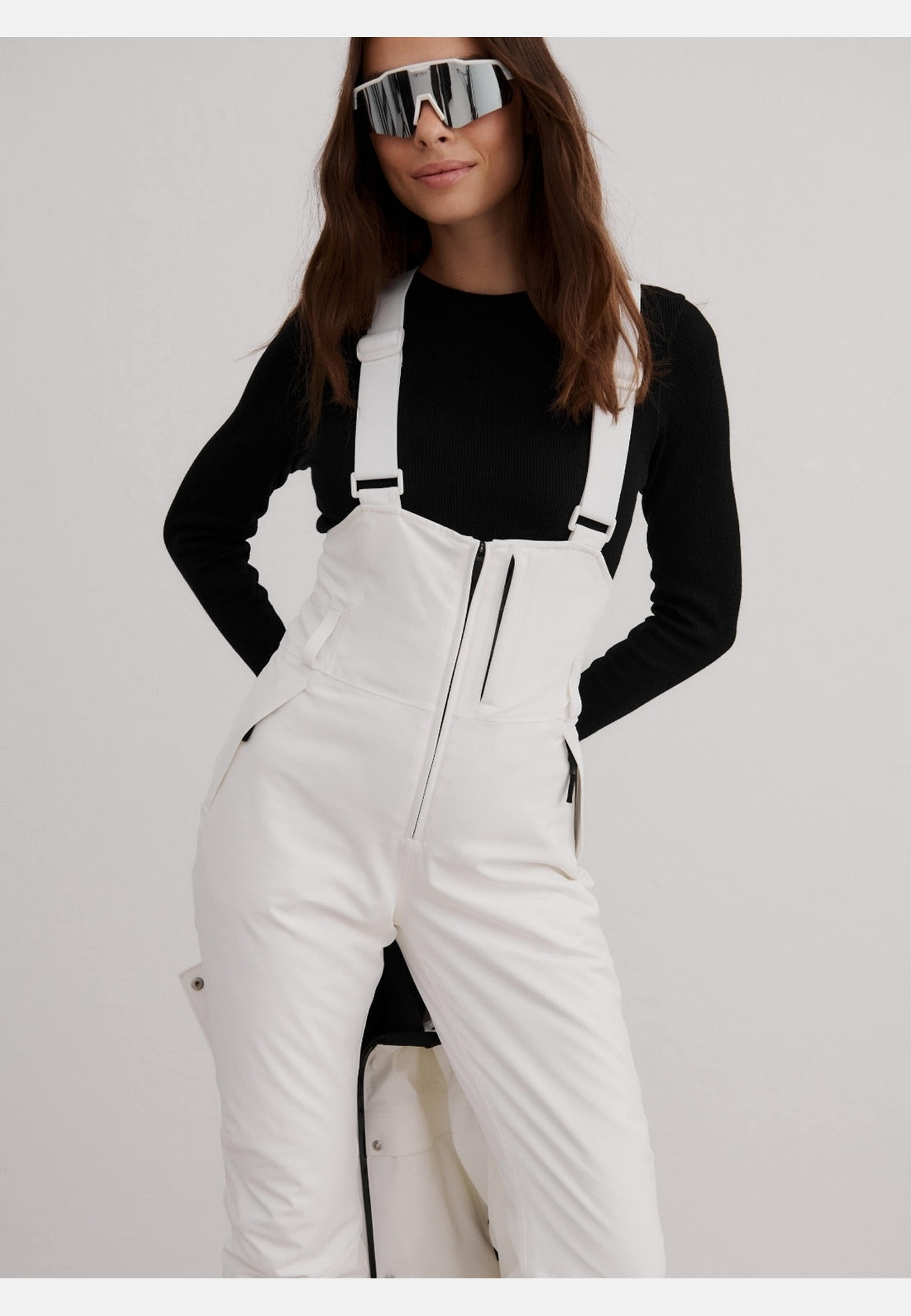 Vermont Padded Bib Pants, från aim'n, i färgen off white. Klicka för att öppna bilden i stort format