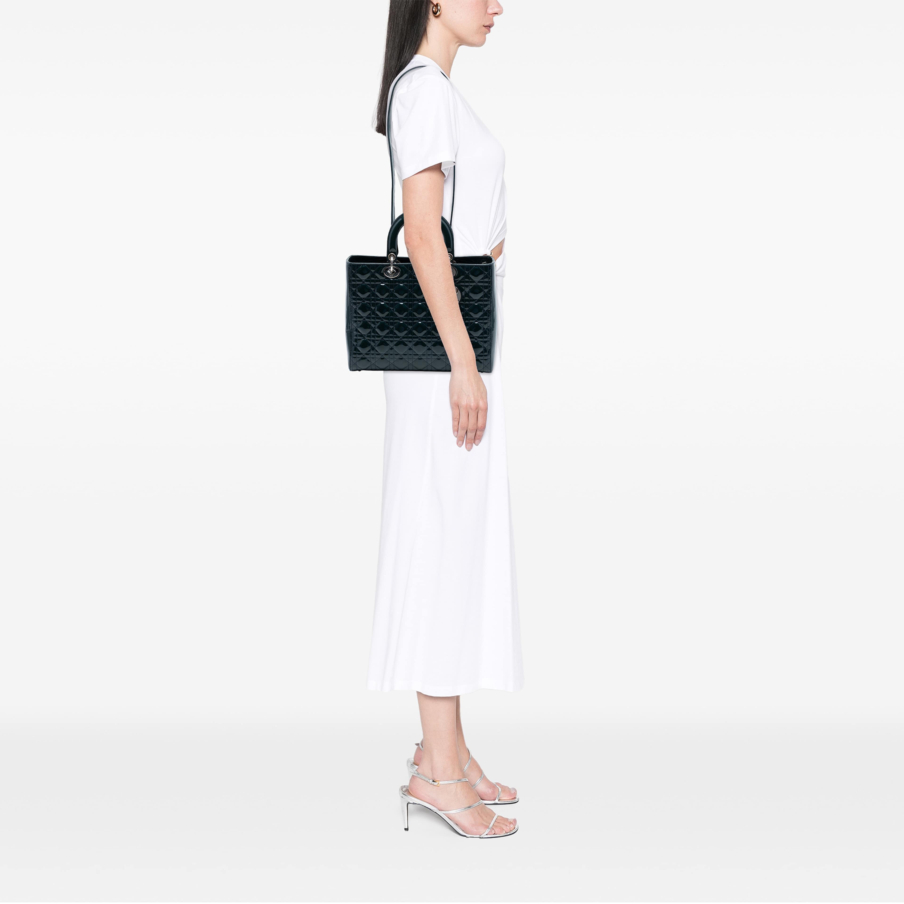 Dior Large Patent Cannage Lady Dior, från Luxclusif, i färgen blå. Klicka för att öppna bilden i stort format