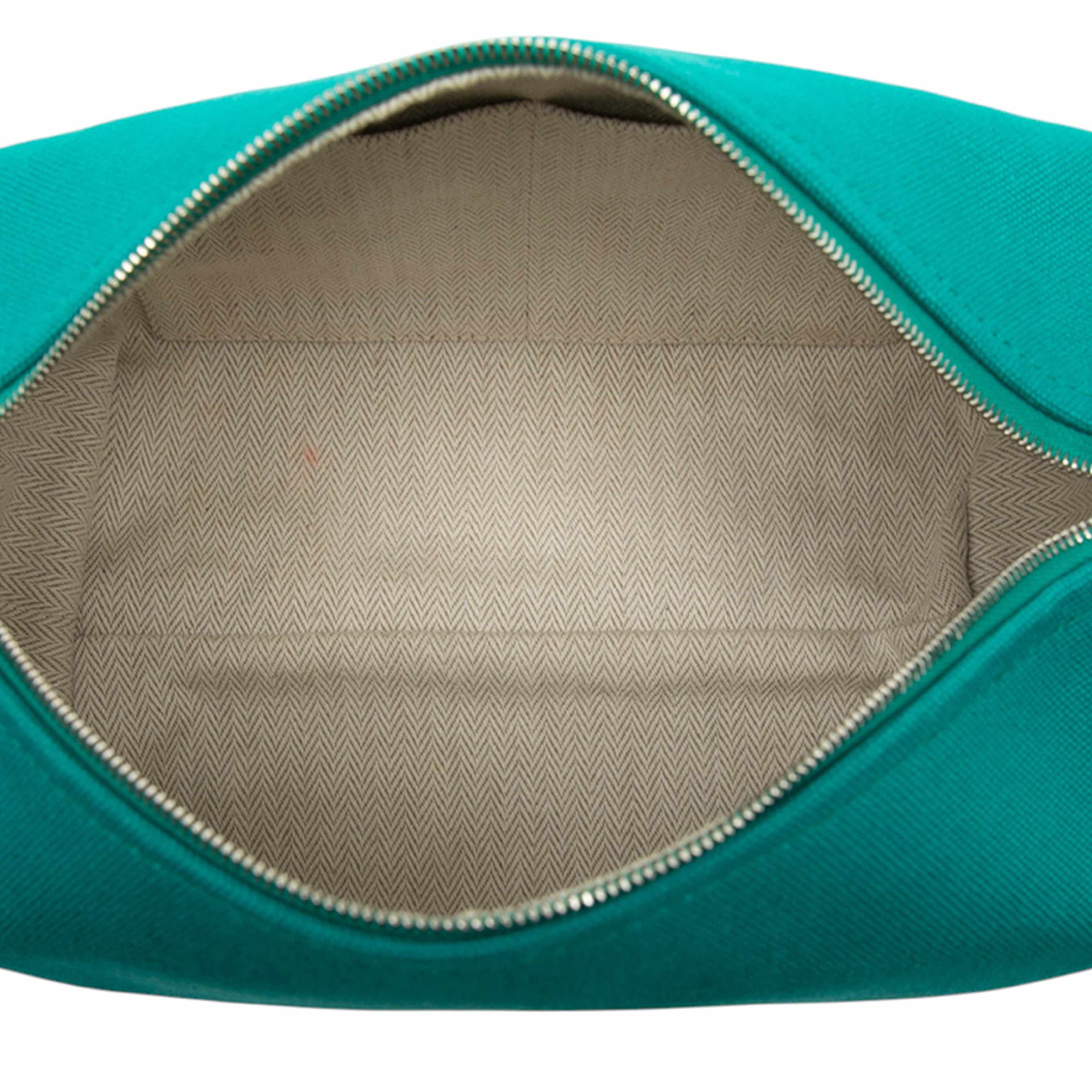 Hermès Small Canvas Bride A Brac Case, från Luxclusif, i färgen turquoise. Klicka för att öppna bilden i stort format