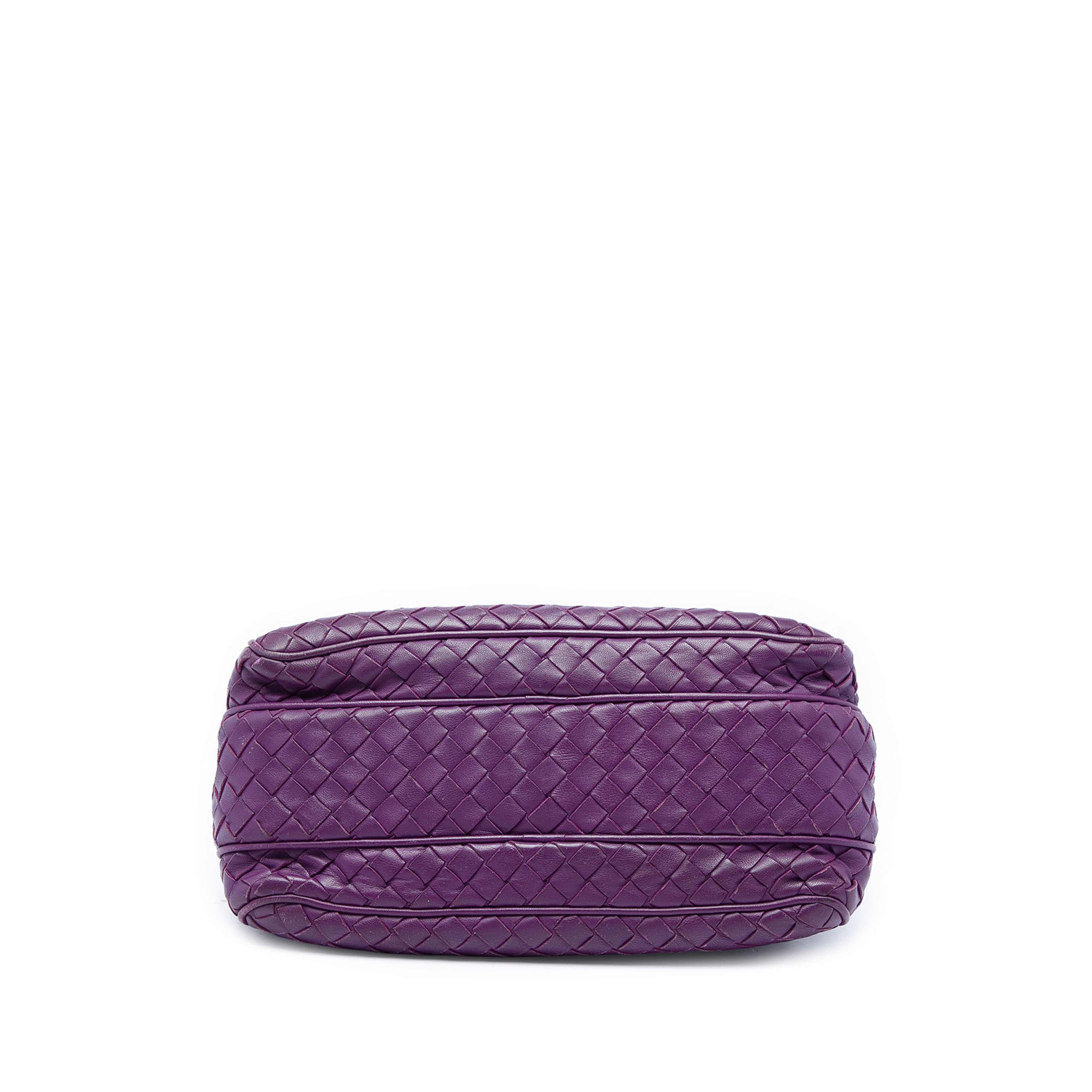Bottega Veneta Nappa Intrecciato Camera Bag, från Luxclusif, i färgen purpur. Klicka för att öppna bilden i stort format