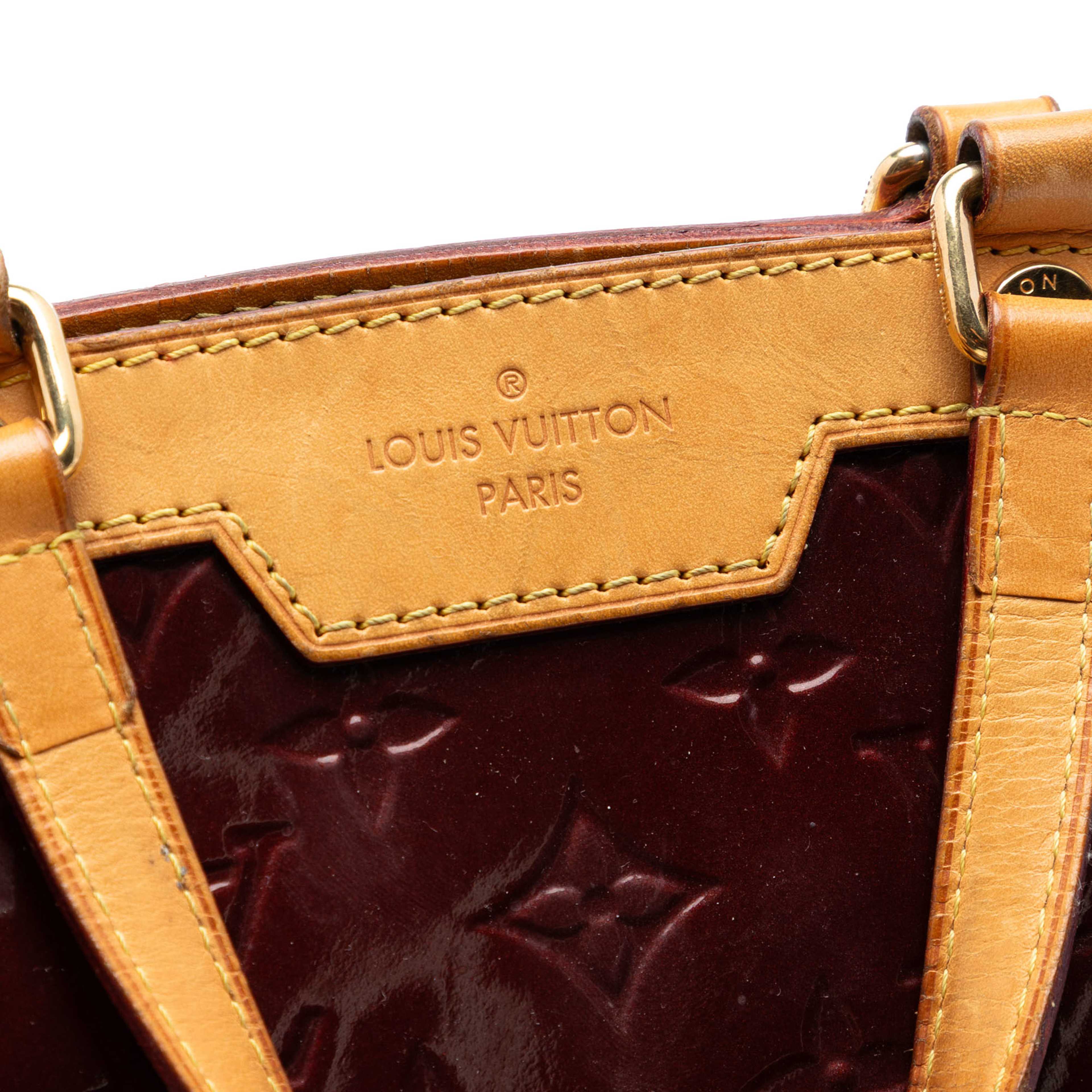 Louis Vuitton Monogram Vernis Brea Mm, från Luxclusif, i färgen röd. Klicka för att öppna bilden i stort format