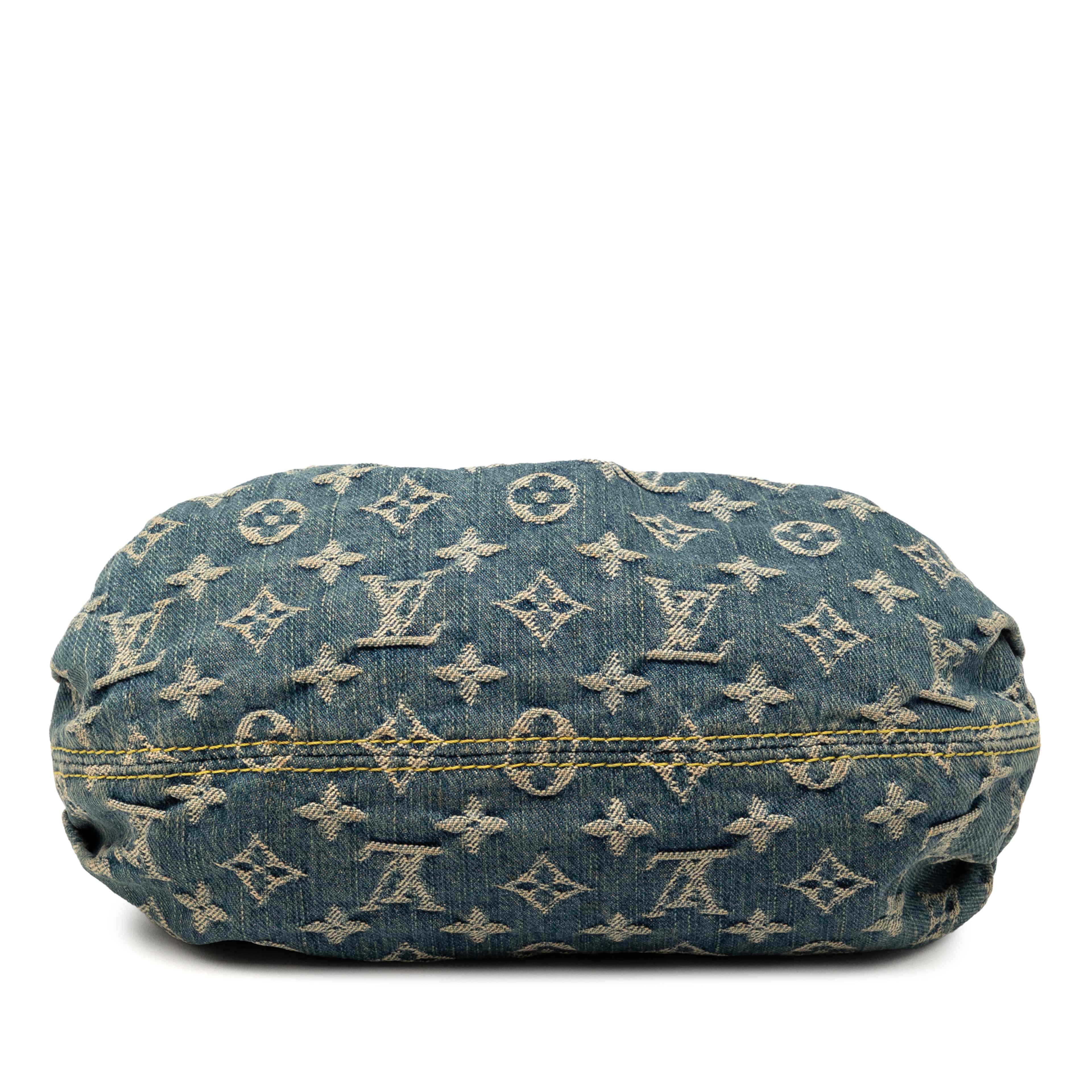 Louis Vuitton Monogram Denim Pleaty, från Luxclusif, i färgen blå. Klicka för att öppna bilden i stort format