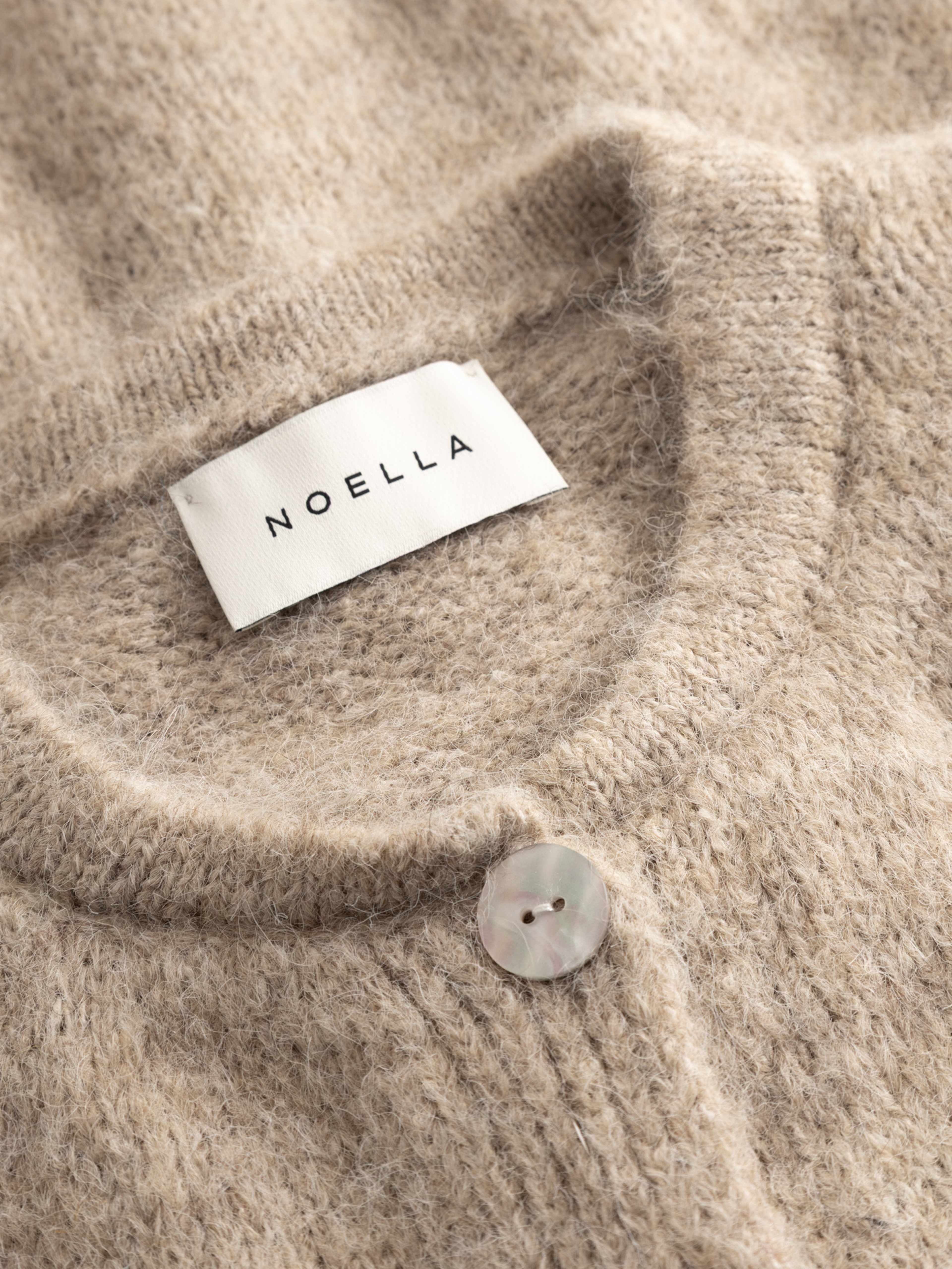 N-mata Knit Cardigan - Sand, från Noella, i färgen sand. Klicka för att öppna bilden i stort format