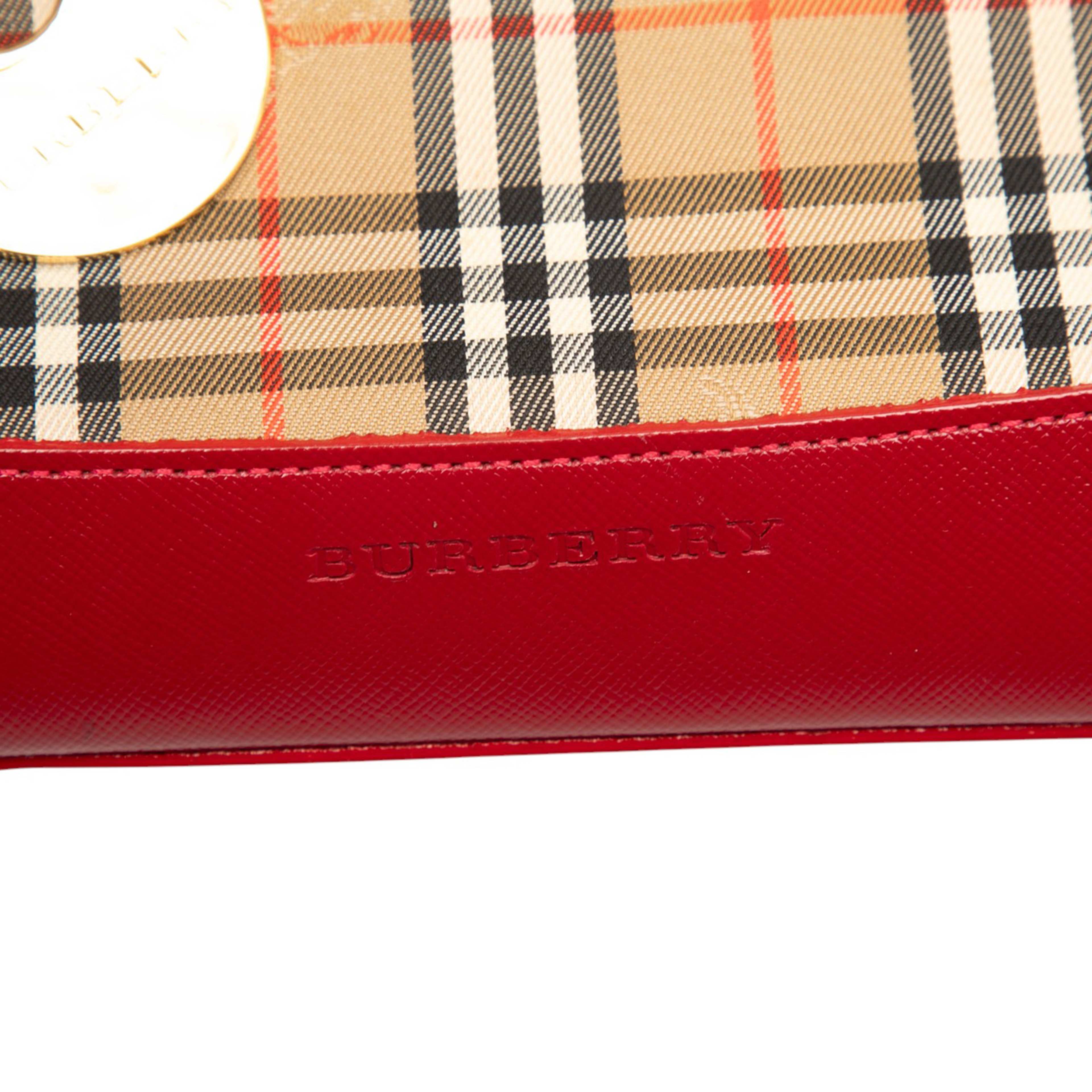 Burberry Haymarket Check Canvas Handbag, från Luxclusif, i färgen beige. Klicka för att öppna bilden i stort format