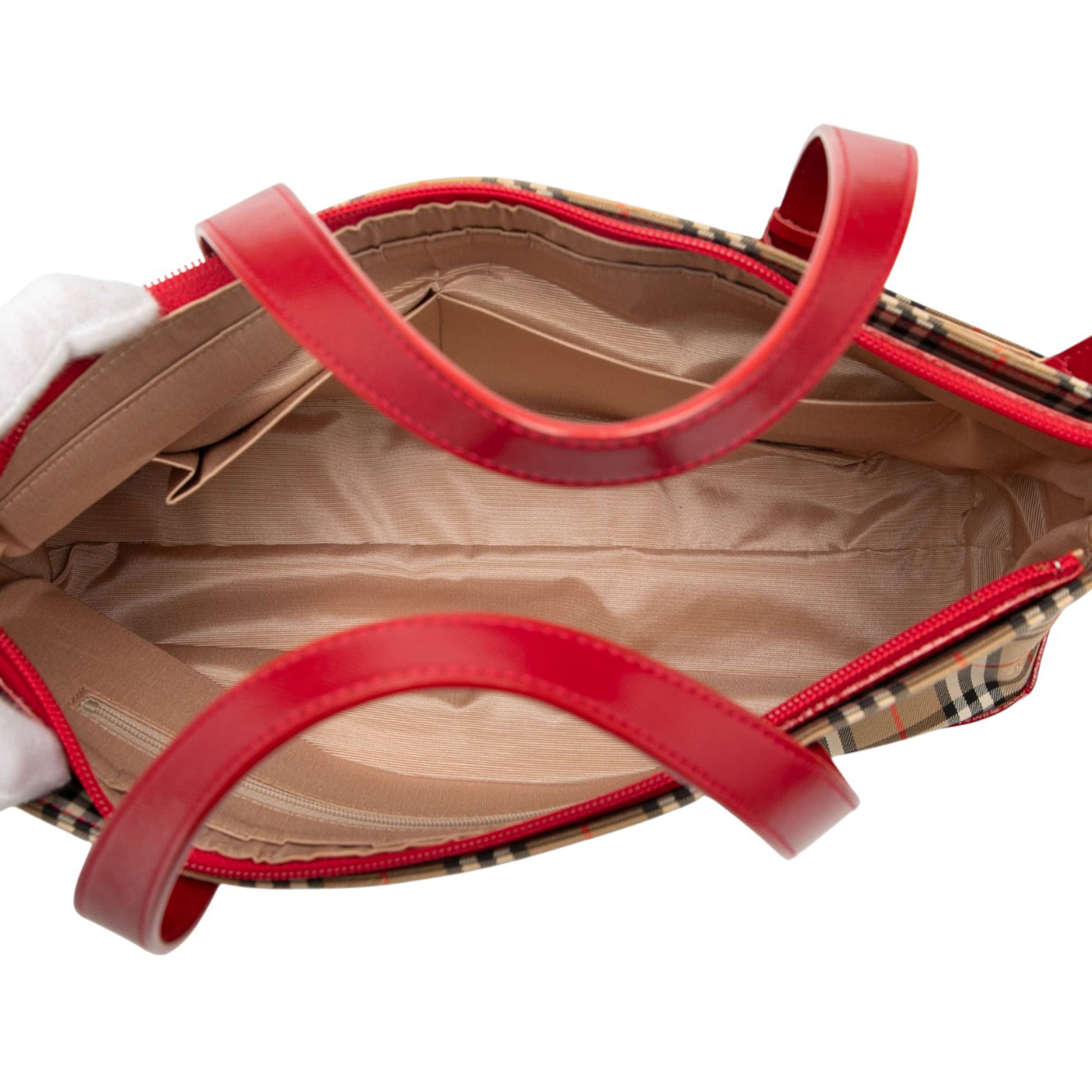 Burberry Haymarket Check Canvas Handbag, från Luxclusif, i färgen beige. Klicka för att öppna bilden i stort format