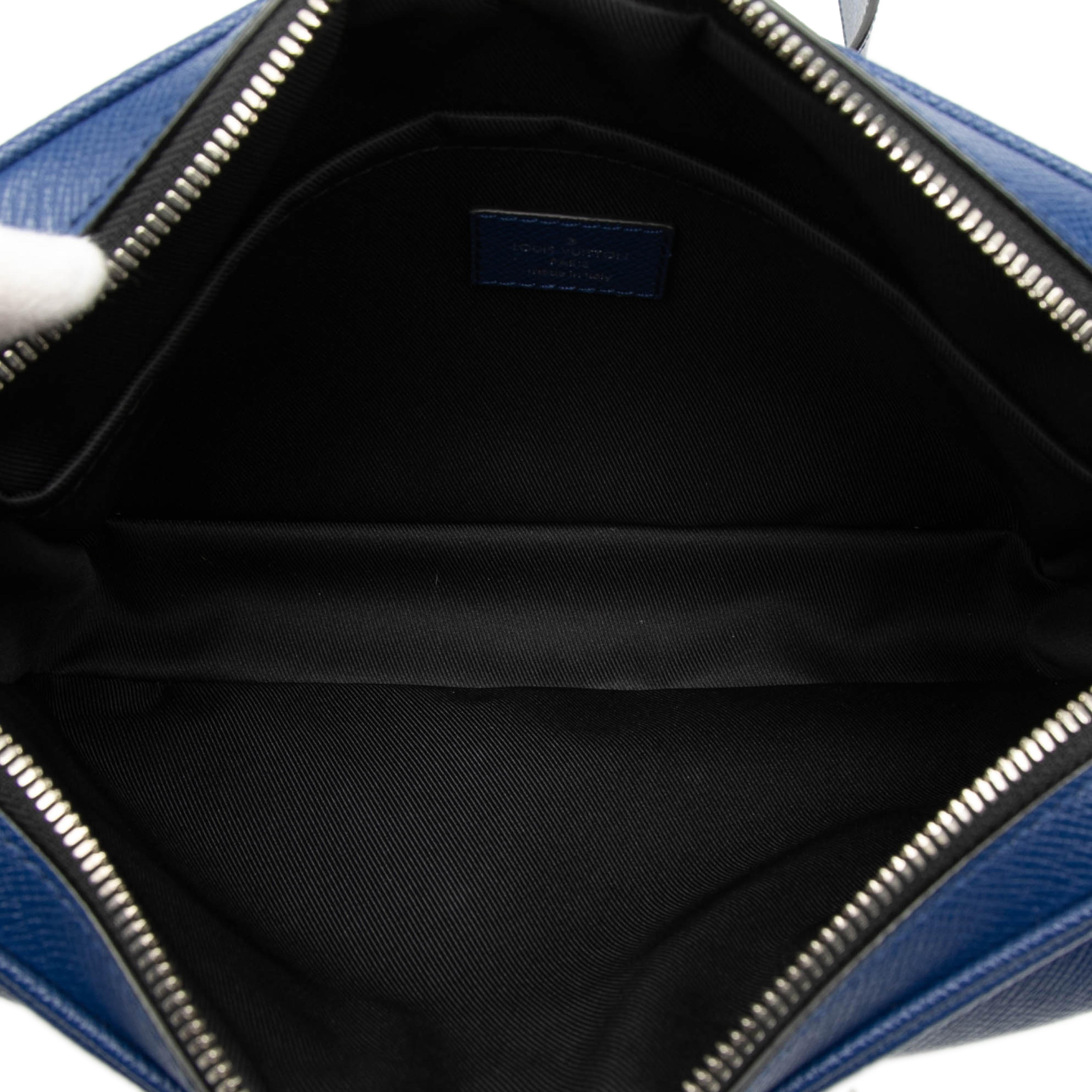 Louis Vuitton Monogram Taigarama Outdoor Messenger, från Luxclusif, i färgen dark blue. Klicka för att öppna bilden i stort format