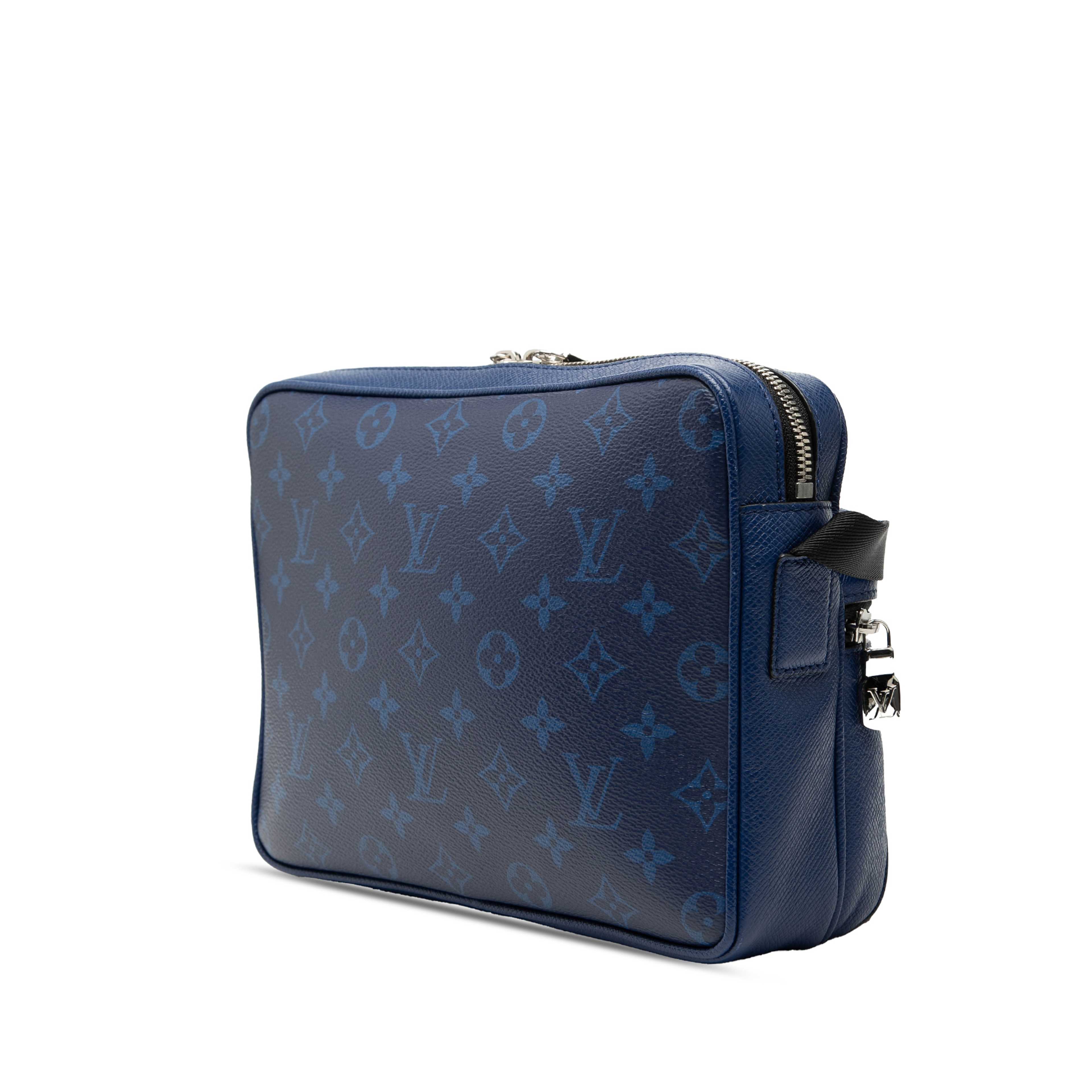 Louis Vuitton Monogram Taigarama Outdoor Messenger, från Luxclusif, i färgen blå. Klicka för att öppna bilden i stort format