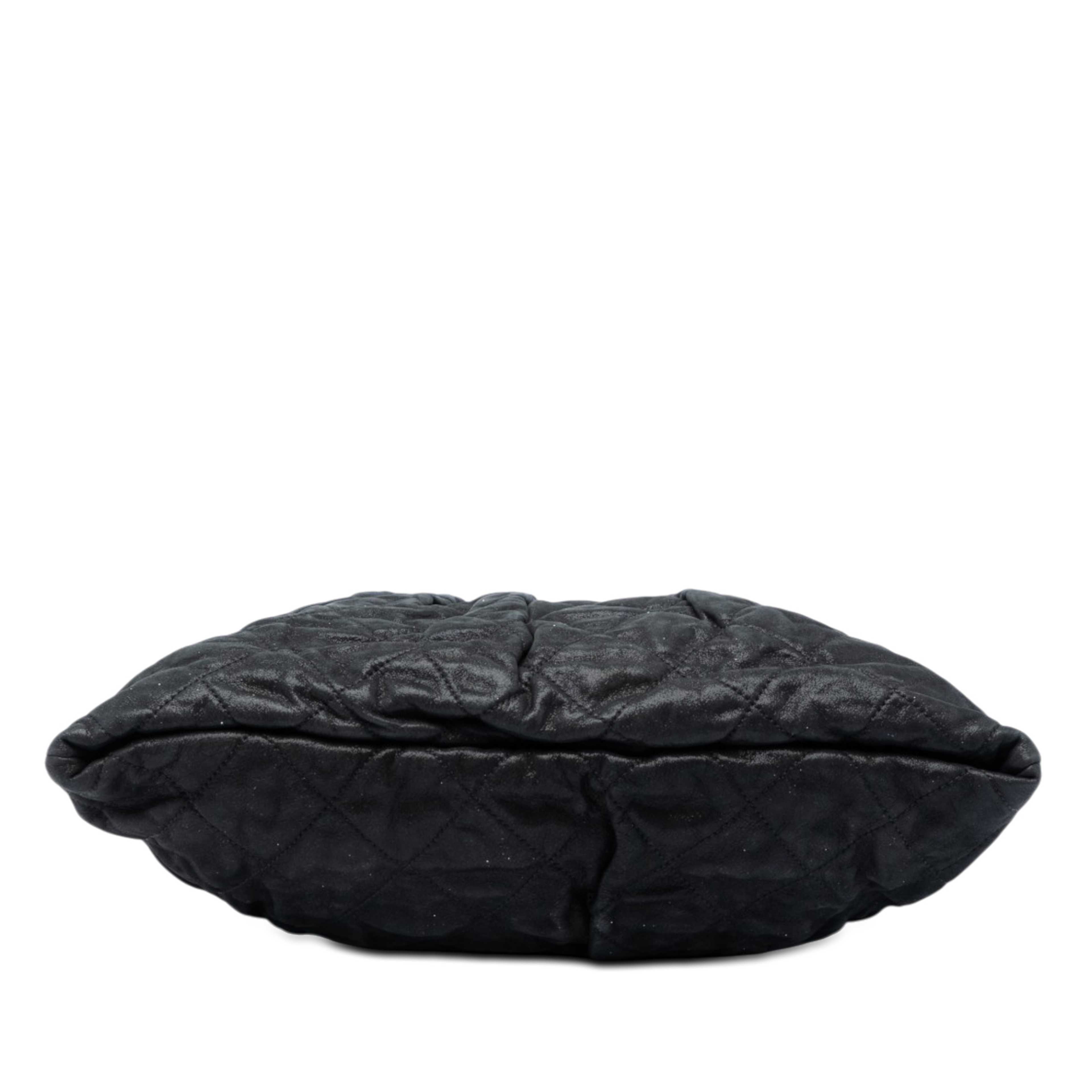 Chanel Quilted Iridescent Calfskin Chic Quilt Frame Satchel, från Luxclusif, i färgen black. Klicka för att öppna bilden i stort format