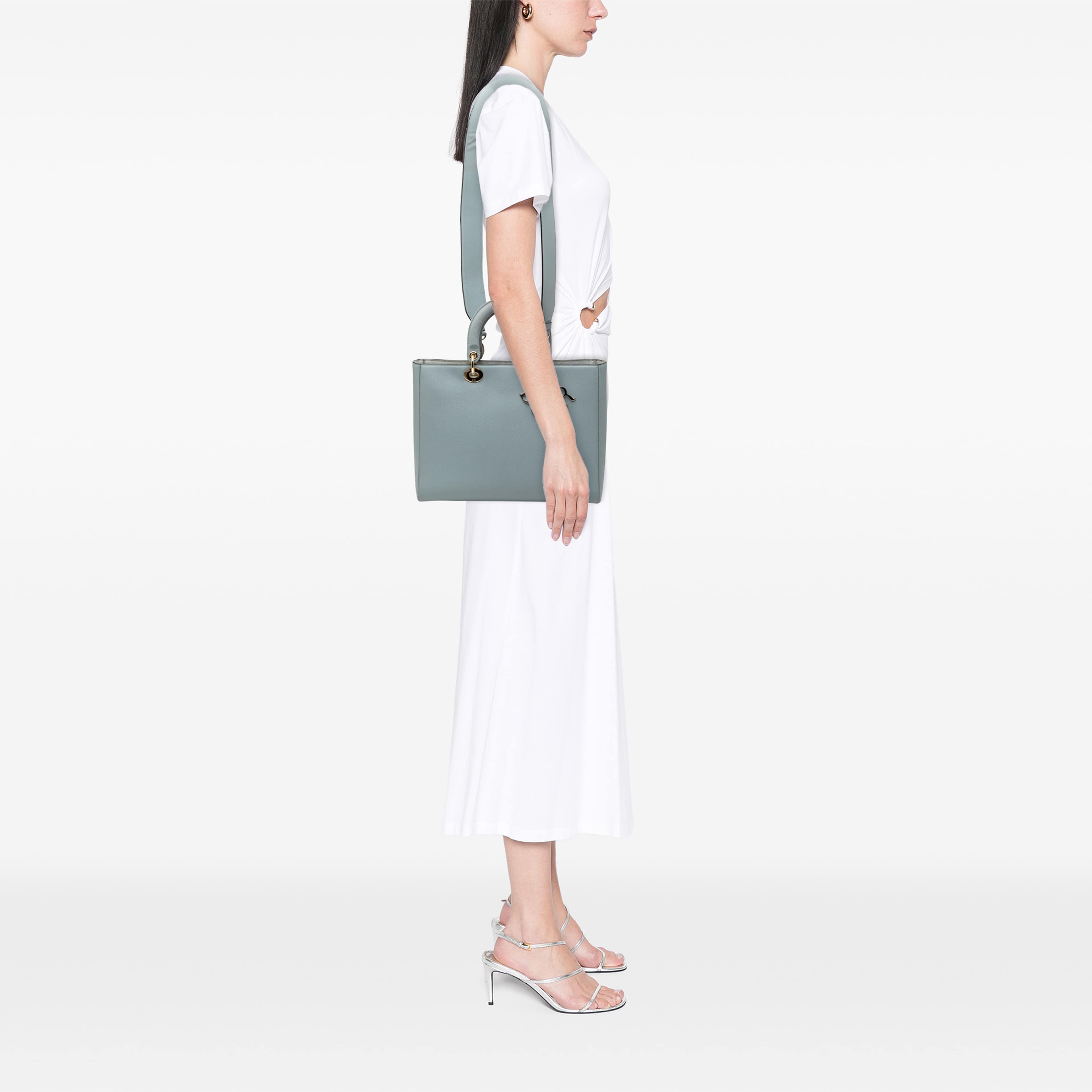 Dior Large Grained Calfskin Lady Dior, från Luxclusif, i färgen blå. Klicka för att öppna bilden i stort format