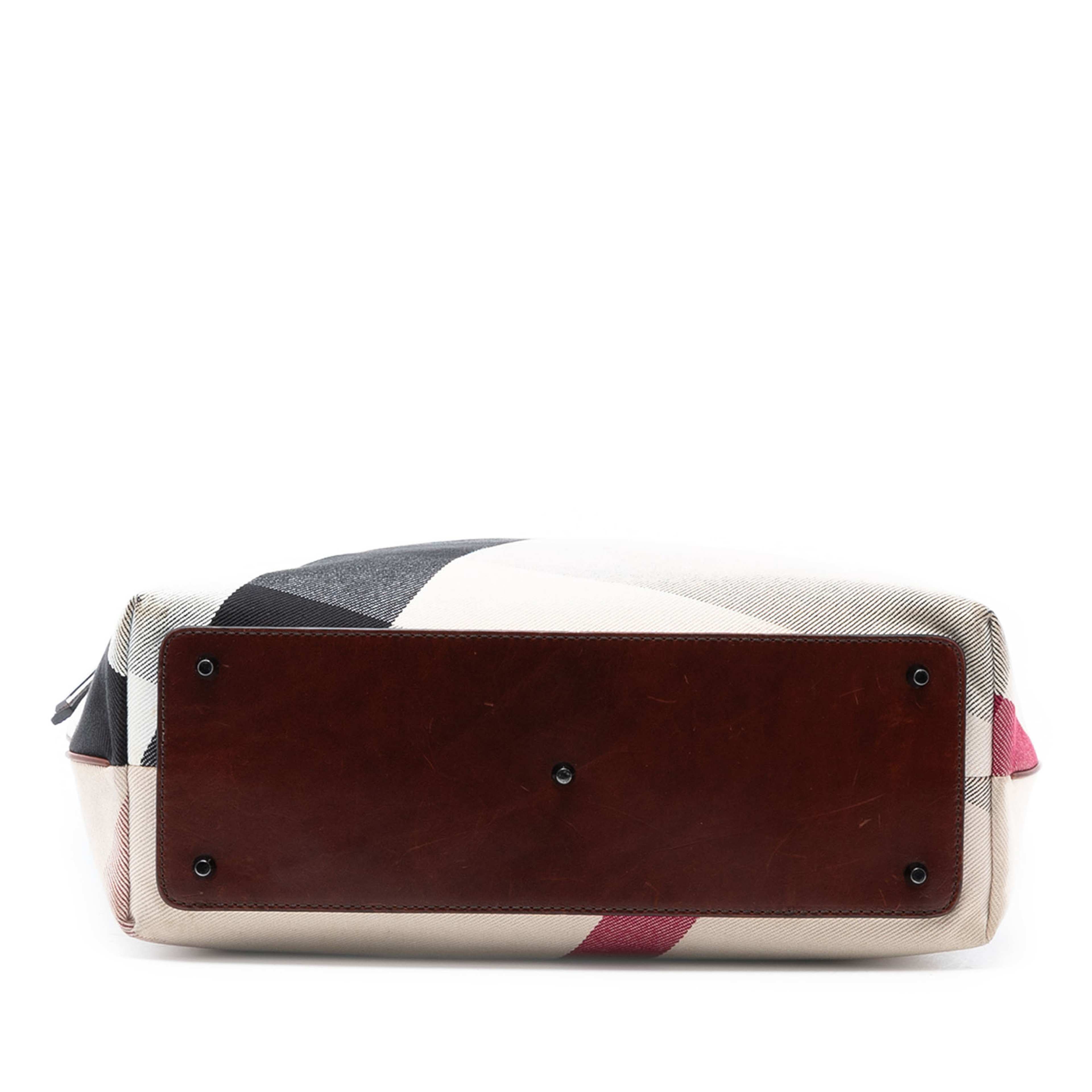 Burberry Mega Check Canvas Tote, från Luxclusif, i färgen beige. Klicka för att öppna bilden i stort format