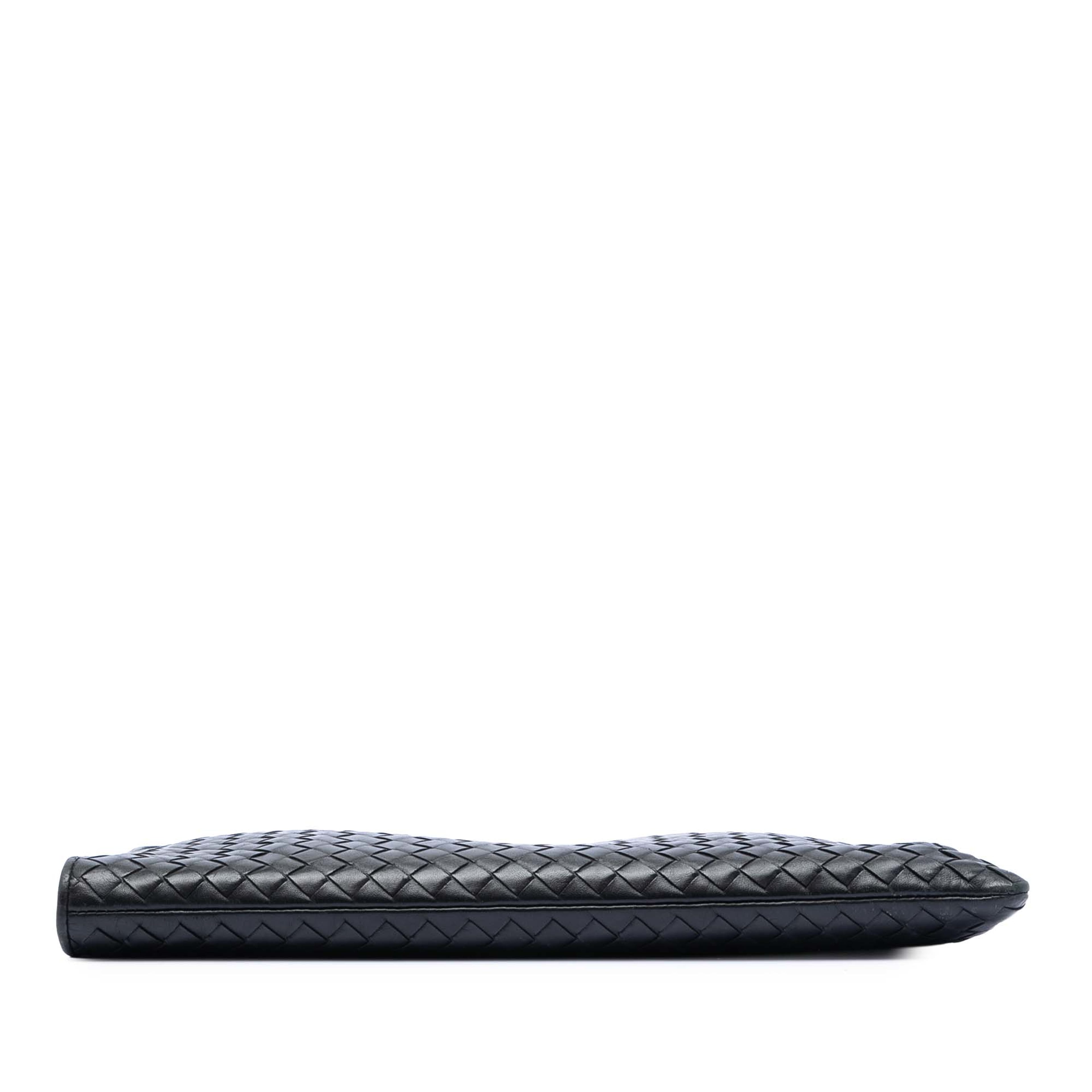 Bottega Veneta Leather Intrecciato Clutch, från Luxclusif, i färgen black. Klicka för att öppna bilden i stort format