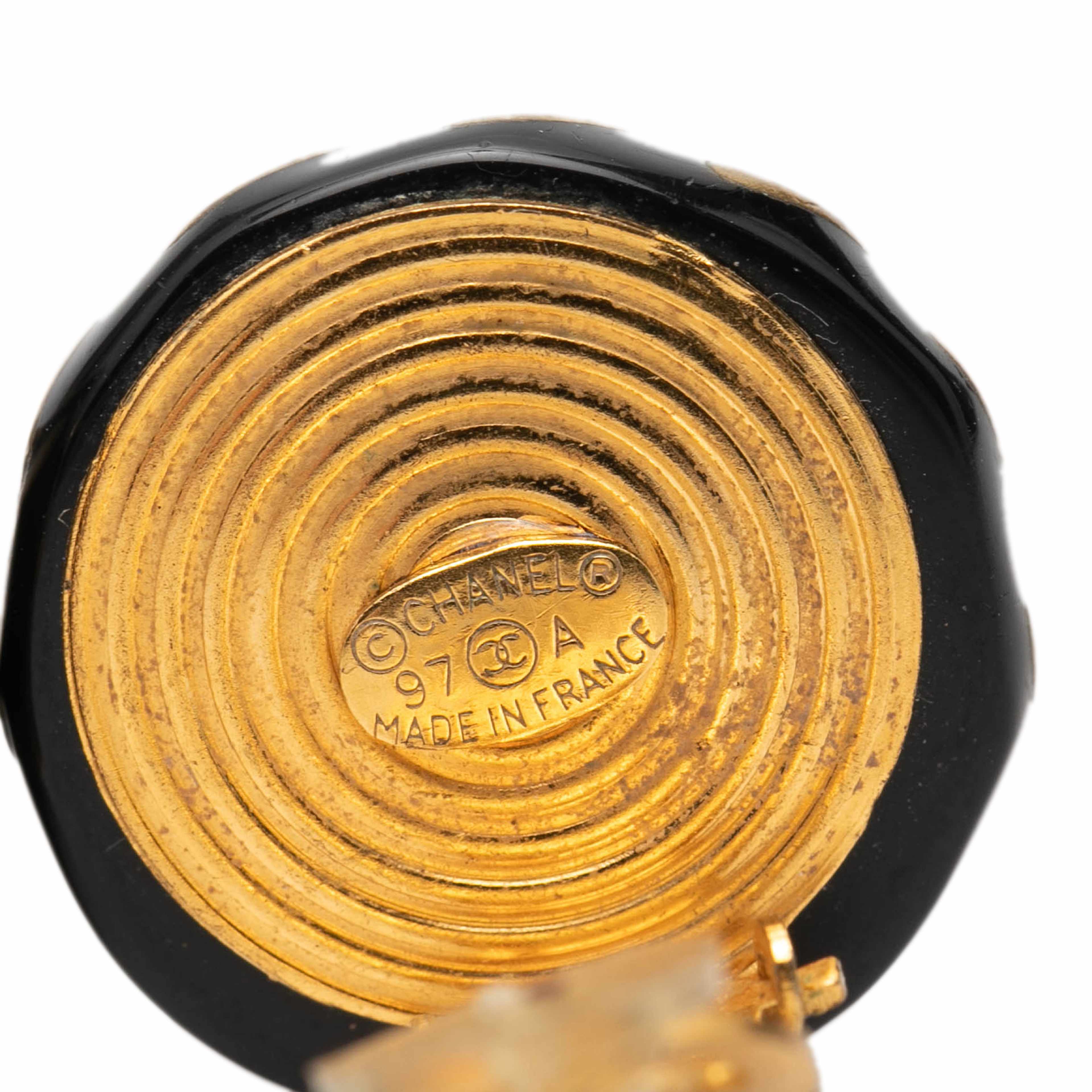 Chanel Resin And Gold Plated Cc Button Clip On Earrings, från Luxclusif, i färgen svart. Klicka för att öppna bilden i stort format
