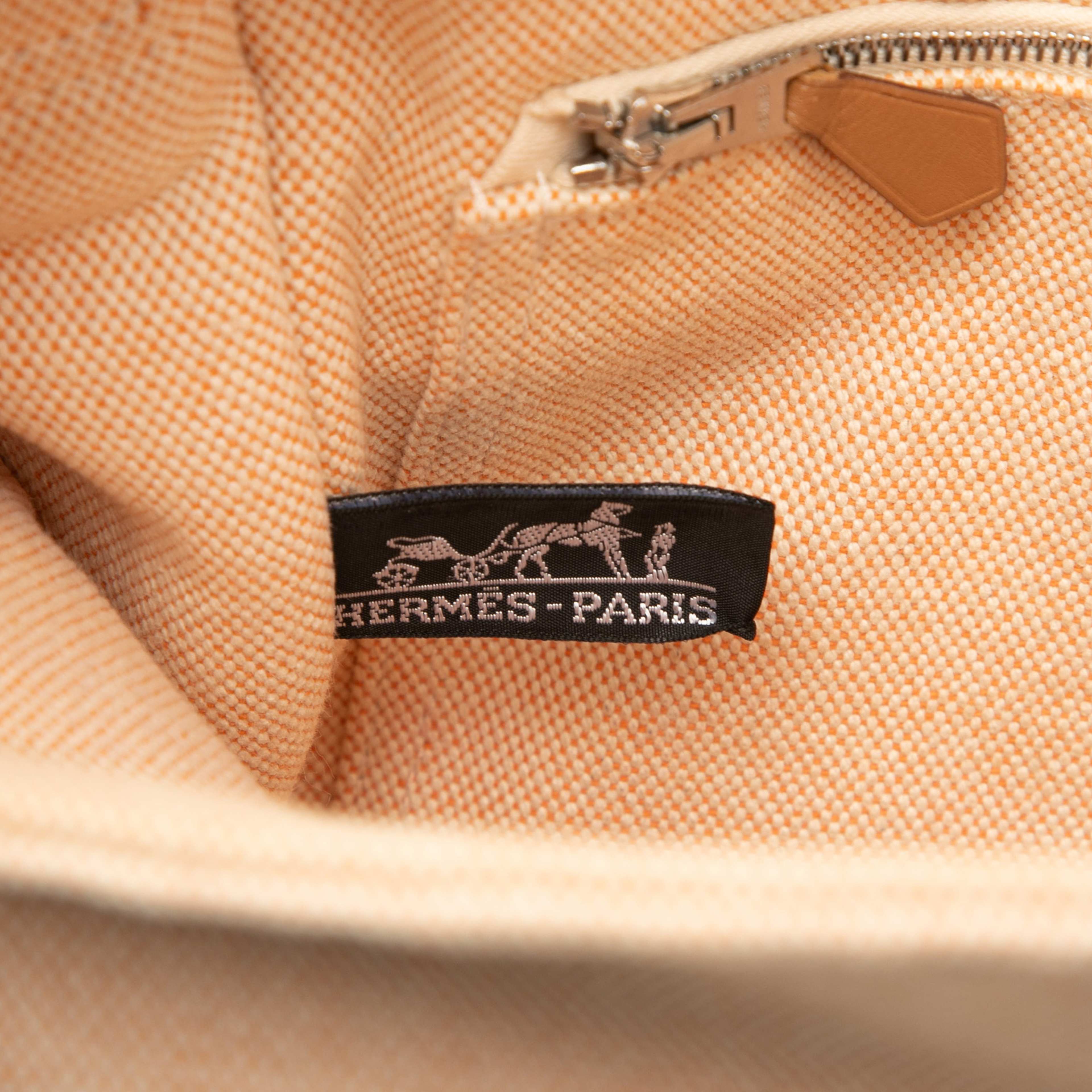 Hermès Canvas Fourre Tout Besace Mm, från Luxclusif, i färgen light orange. Klicka för att öppna bilden i stort format