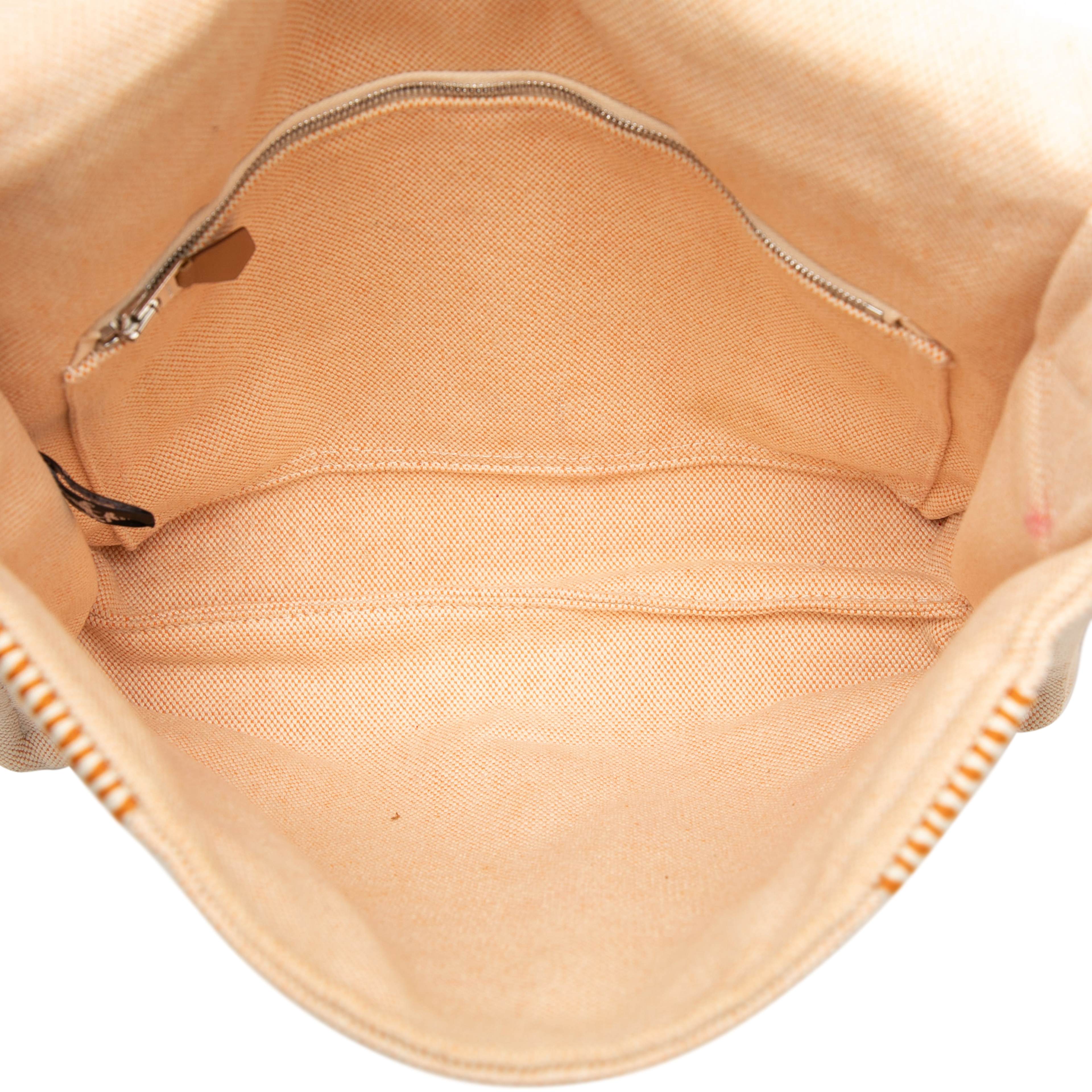 Hermès Canvas Fourre Tout Besace Mm, från Luxclusif, i färgen light orange. Klicka för att öppna bilden i stort format