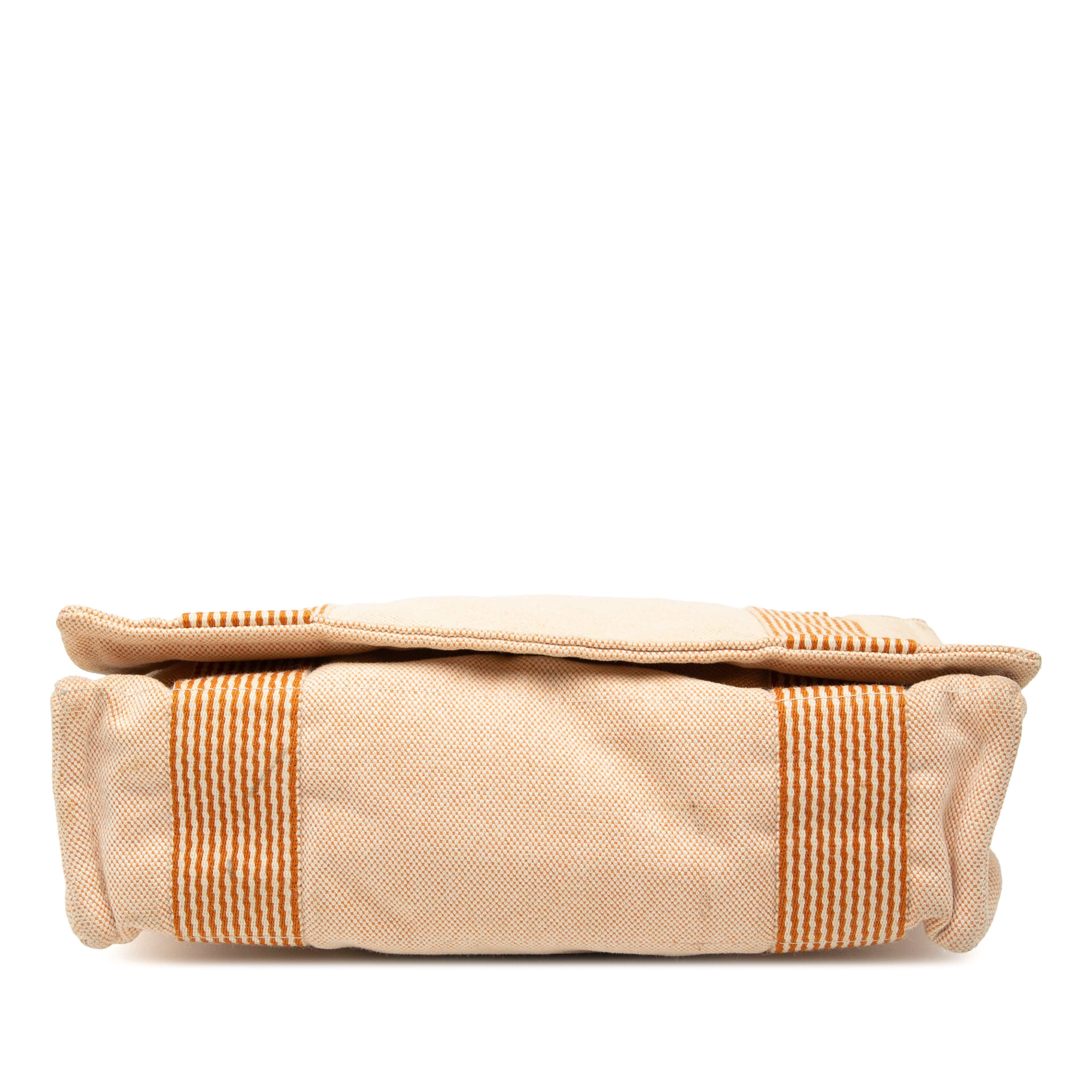 Hermès Canvas Fourre Tout Besace Mm, från Luxclusif, i färgen light orange. Klicka för att öppna bilden i stort format