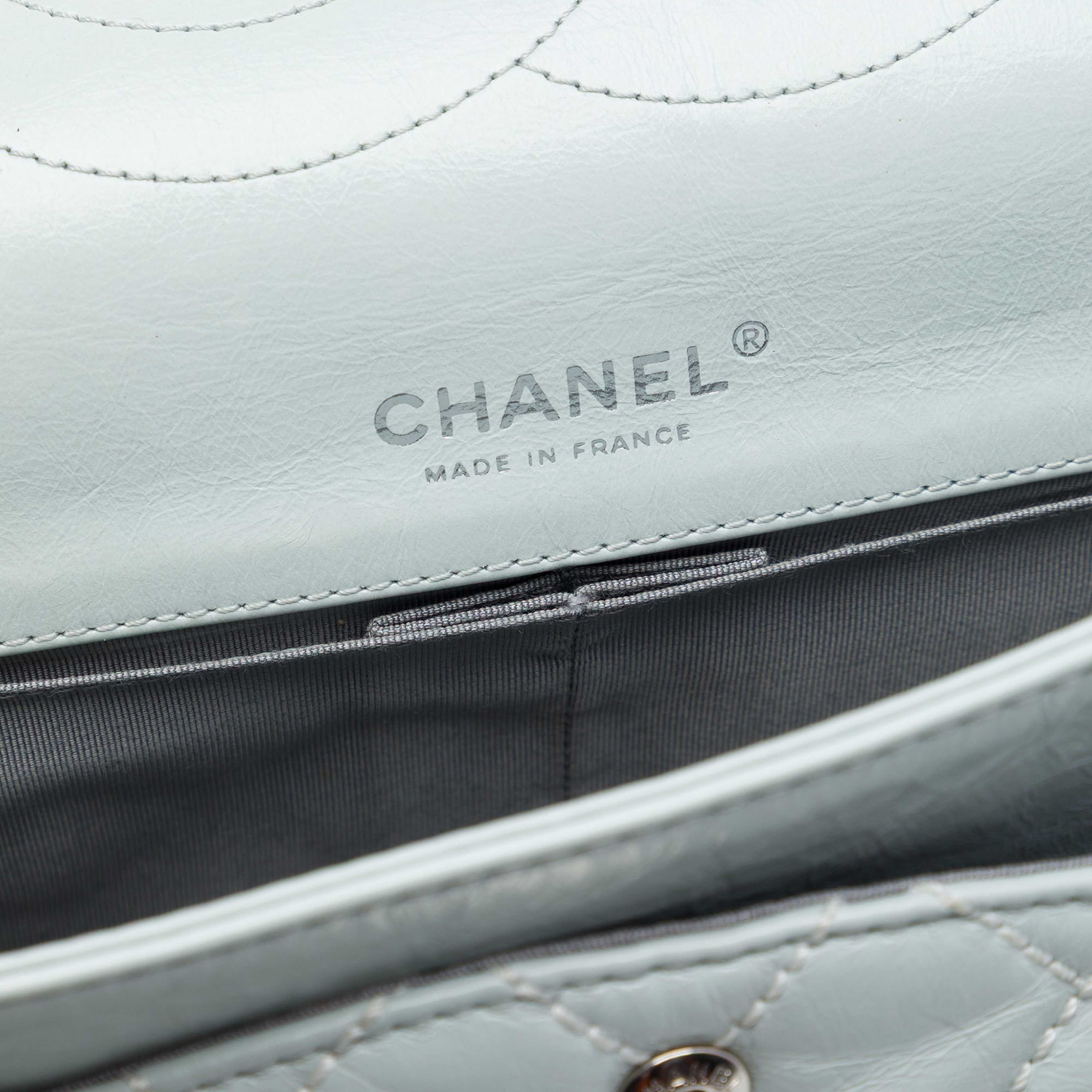 Chanel Quilted Aged Calfskin Reissue 2.55 Double Flap 227, från Luxclusif, i färgen grå. Klicka för att öppna bilden i stort format
