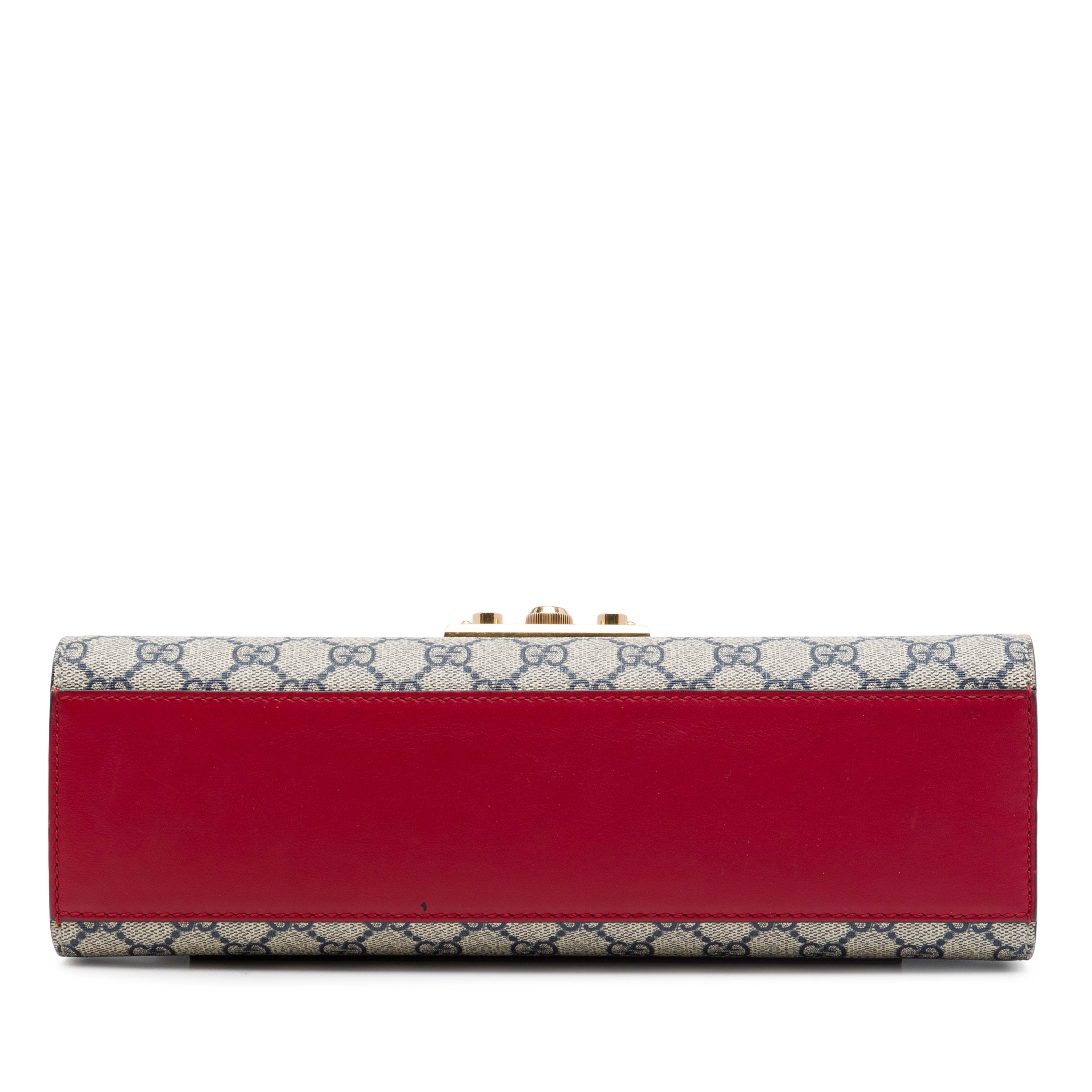 Gucci Medium Gg Supreme Padlock Shoulder Bag, från Luxclusif, i färgen röd. Klicka för att öppna bilden i stort format