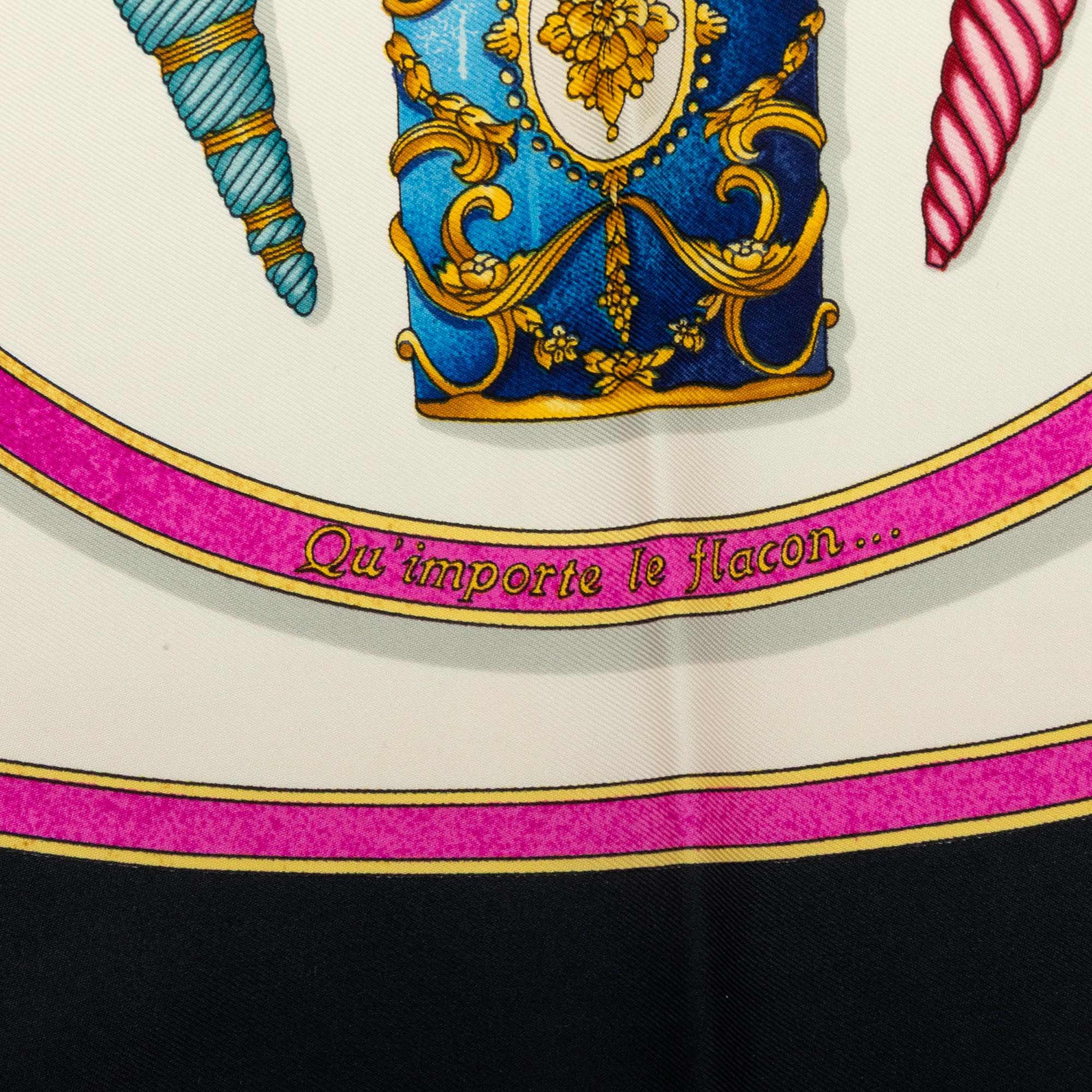 Hermès Qu Importe Le Flacon Silk Scarf 90, från Luxclusif, i färgen vit. Klicka för att öppna bilden i stort format