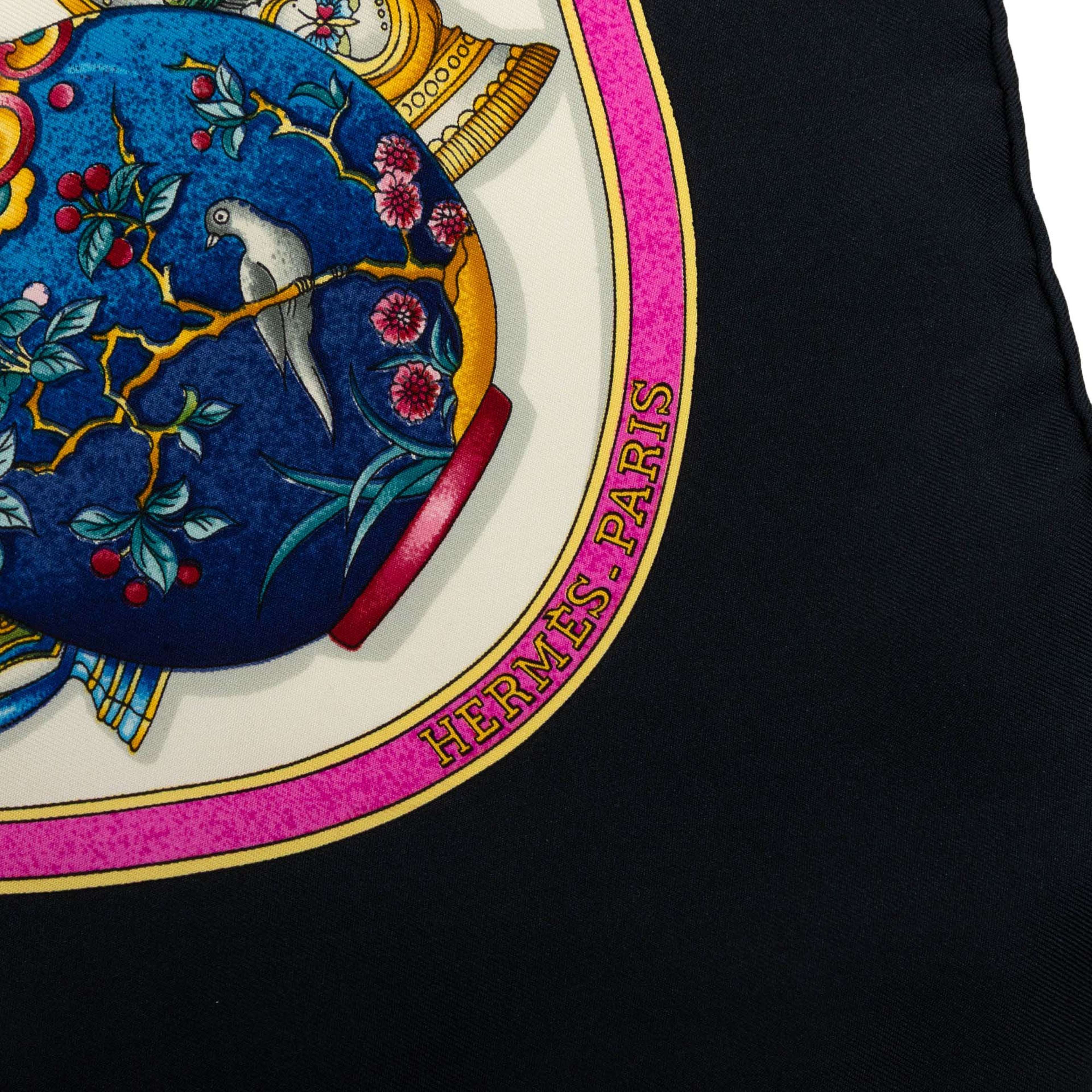 Hermès Qu Importe Le Flacon Silk Scarf 90, från Luxclusif, i färgen vit. Klicka för att öppna bilden i stort format
