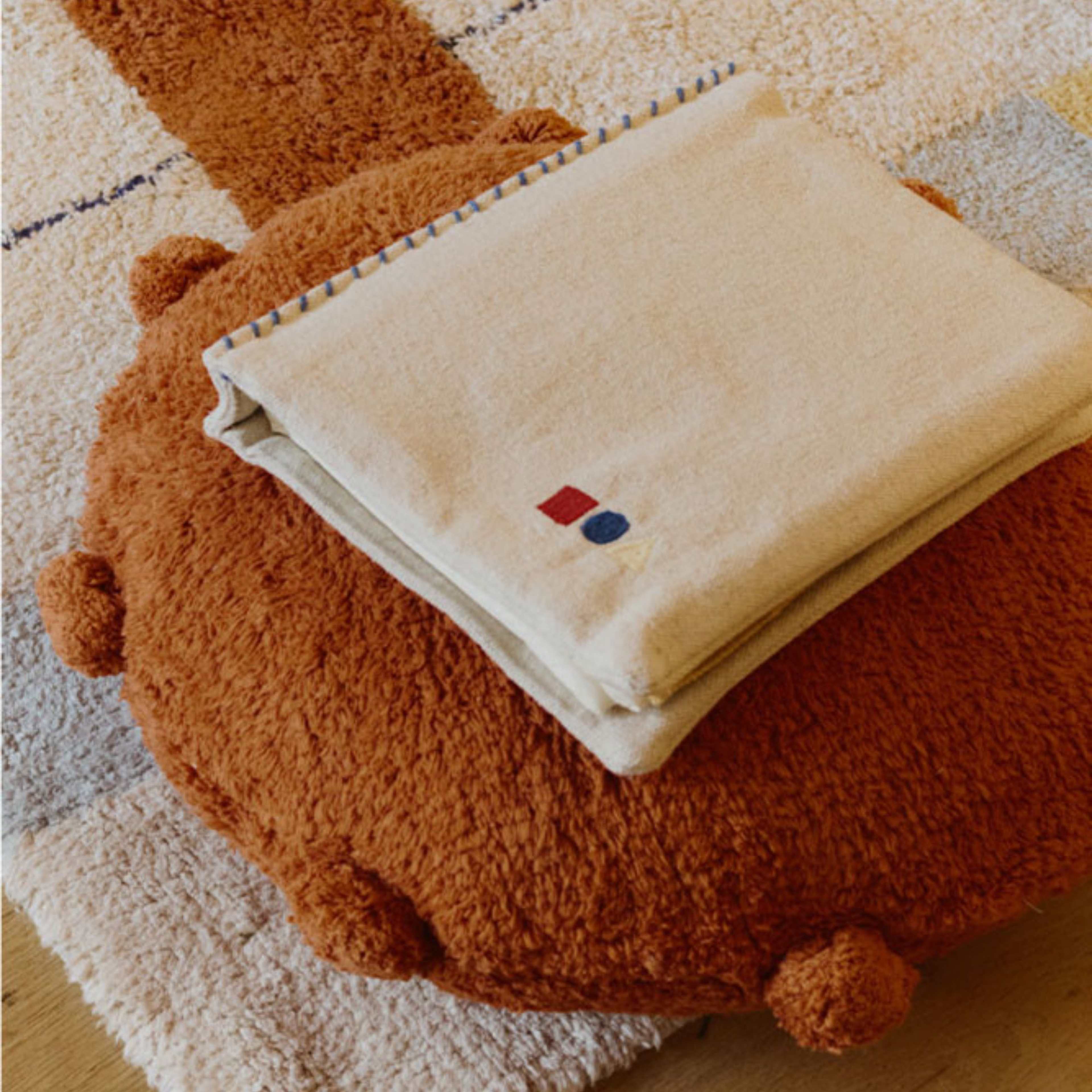 Golvkudde Bubbly, från LORENA CANALS, i färgen terrakotta. Klicka för att öppna bilden i stort format