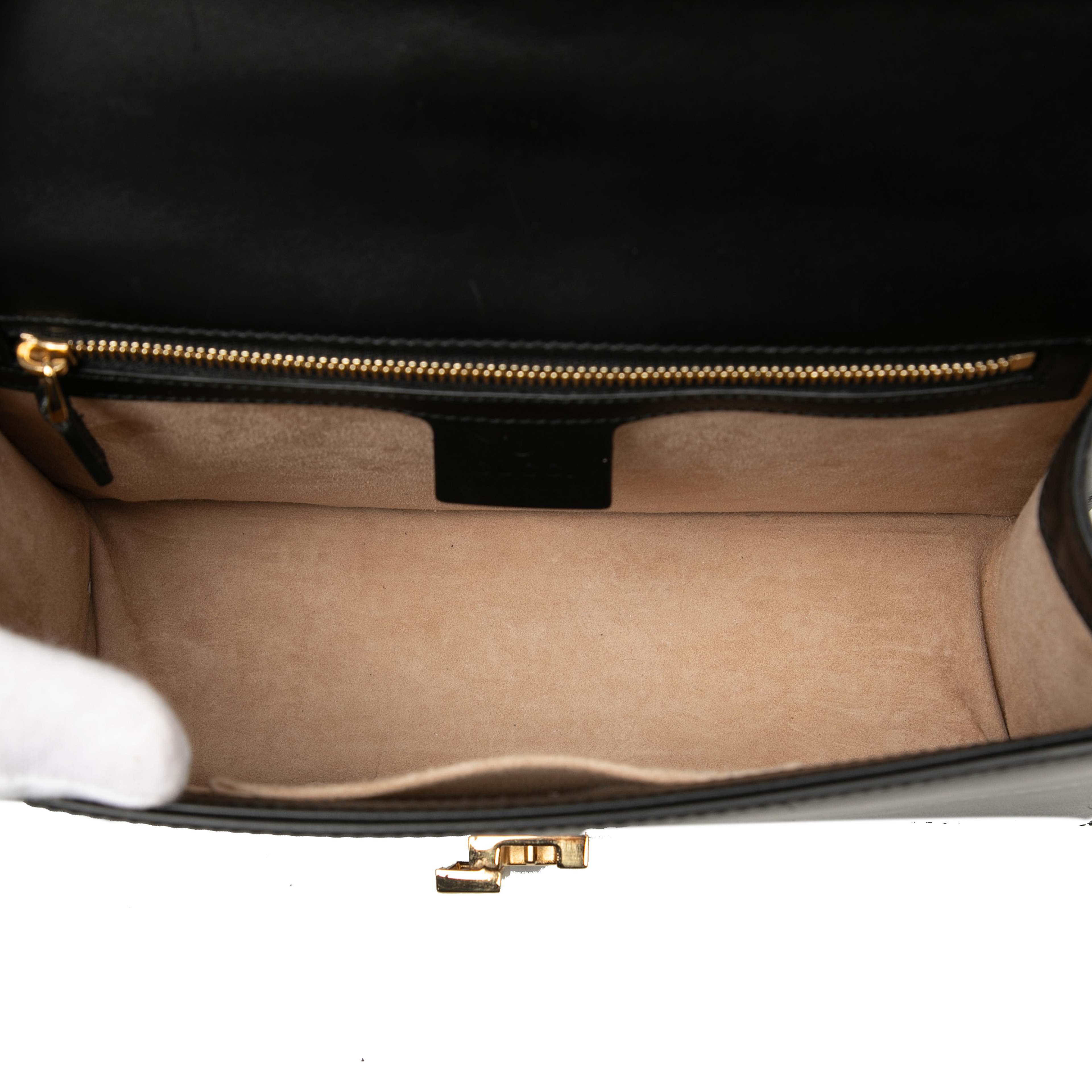 Gucci Small Leather Sylvie Web Satchel, från Luxclusif, i färgen black. Klicka för att öppna bilden i stort format