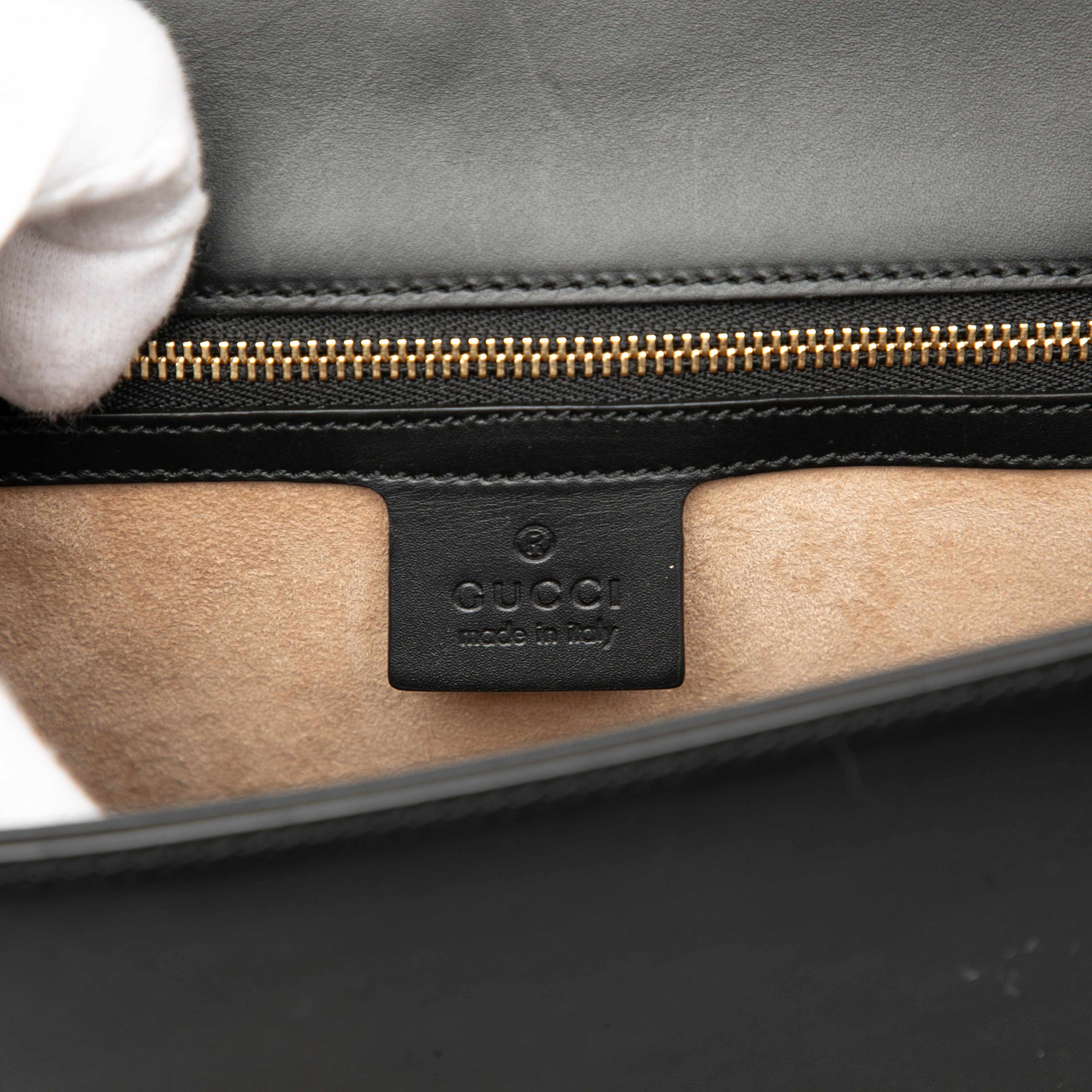 Gucci Small Leather Sylvie Web Satchel, från Luxclusif, i färgen black. Klicka för att öppna bilden i stort format