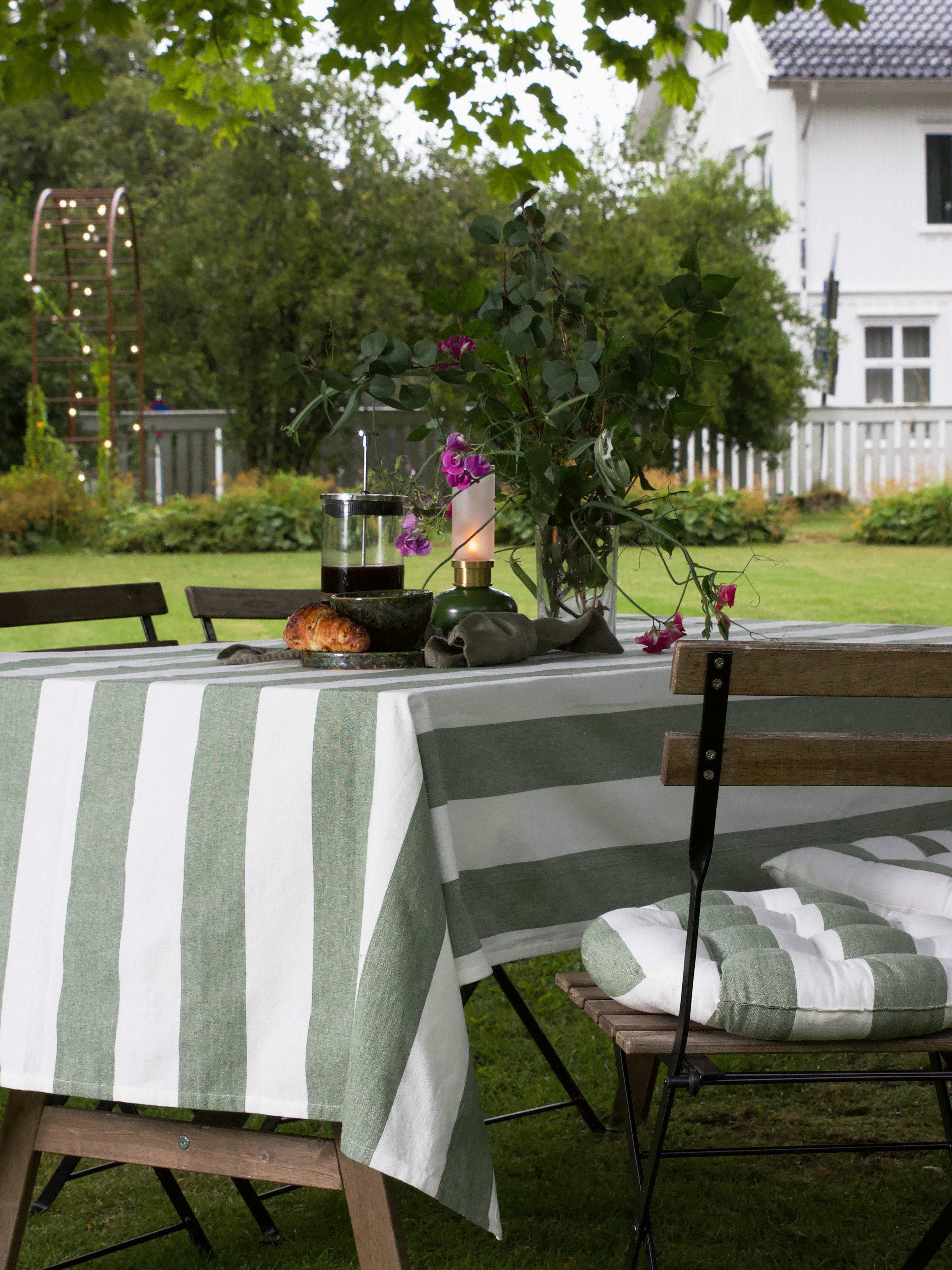 Louise Duk, från Svanefors, i färgen mossa. Klicka för att öppna bilden i stort format