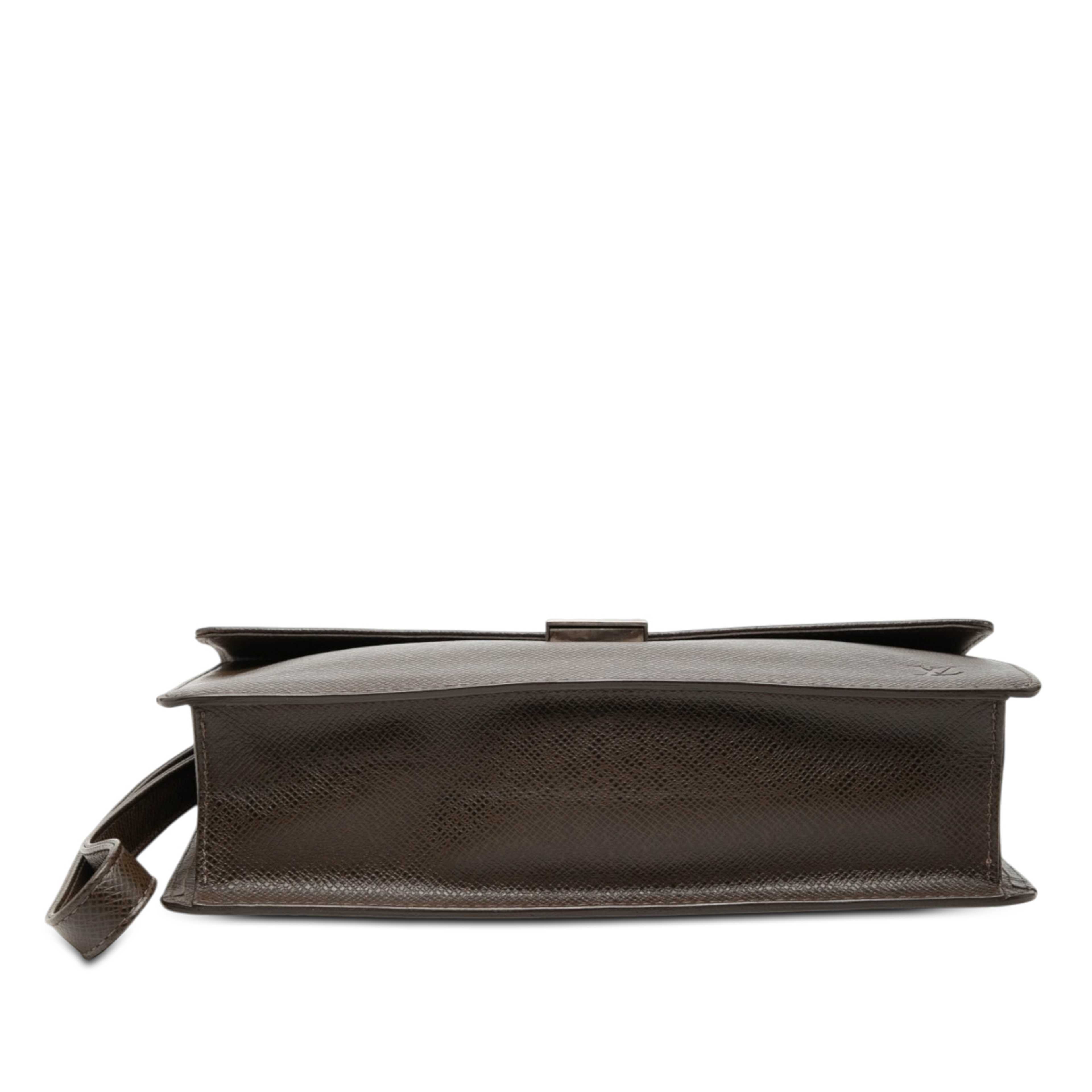 Louis Vuitton Taiga Selenga, från Luxclusif, i färgen brun. Klicka för att öppna bilden i stort format