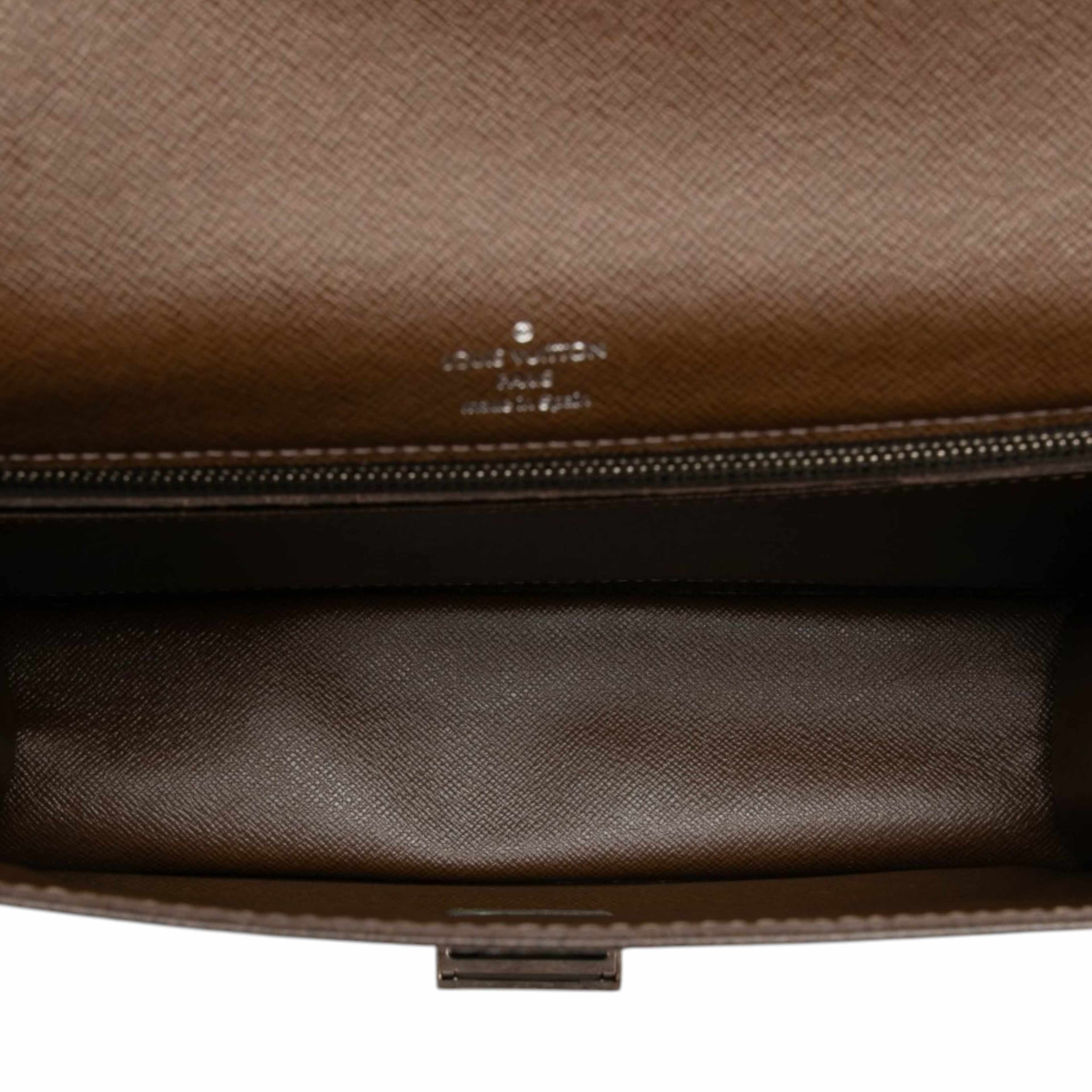 Louis Vuitton Taiga Selenga, från Luxclusif, i färgen dark brown. Klicka för att öppna bilden i stort format