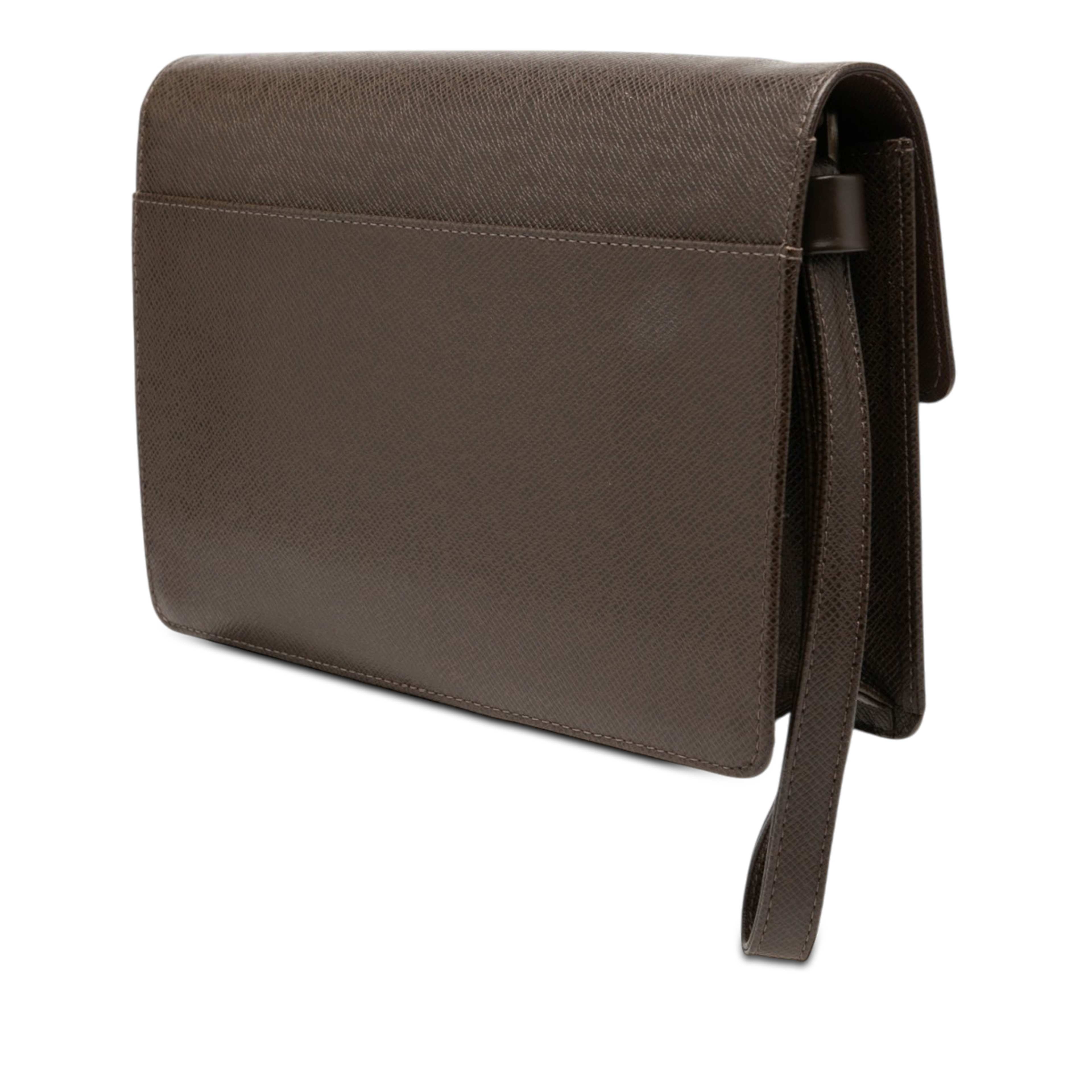 Louis Vuitton Taiga Selenga, från Luxclusif, i färgen brun. Klicka för att öppna bilden i stort format